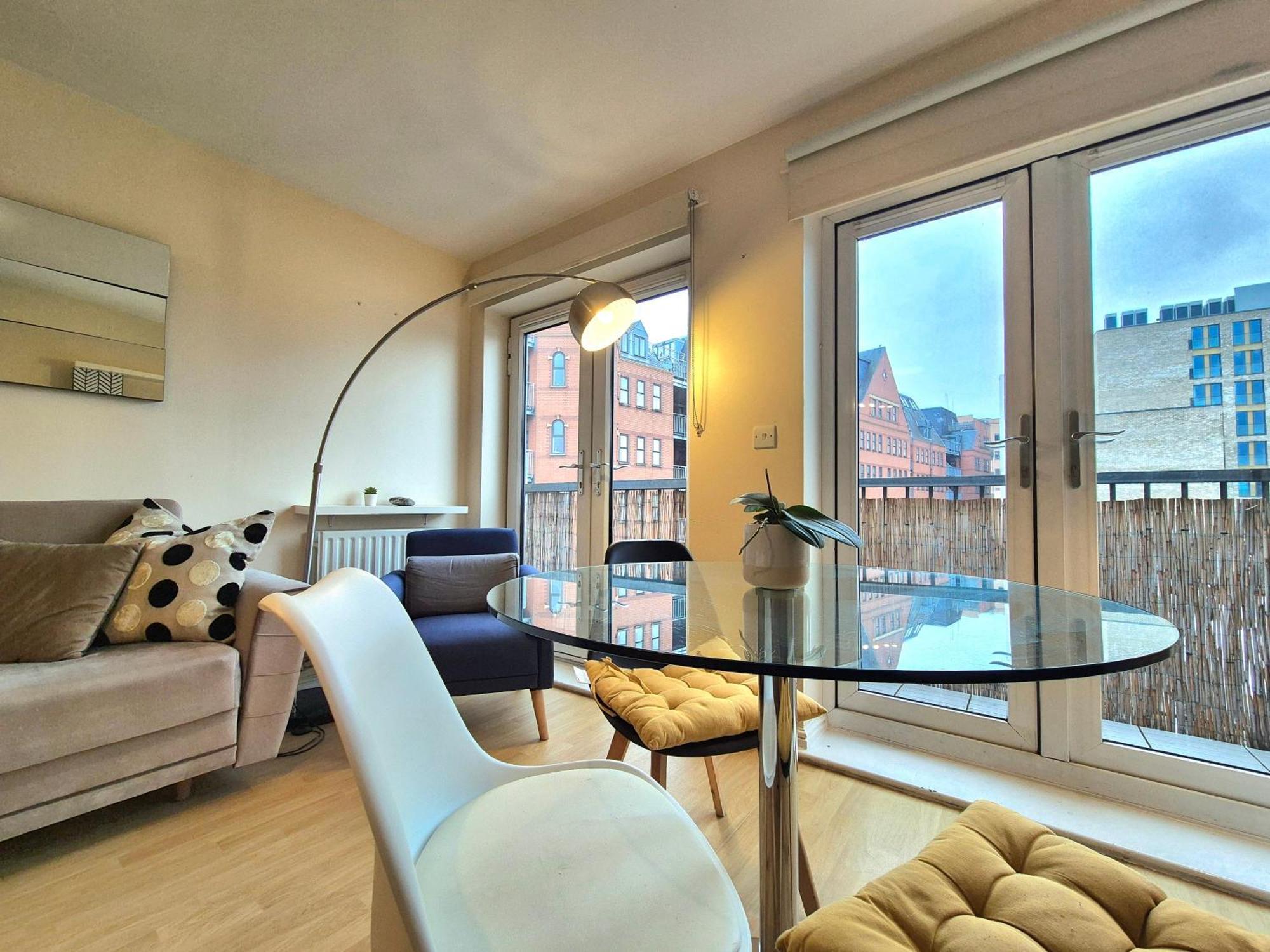 Apartamento 2 Bedroom Flat, Minutes From Shoreditch, Spitalfields & Brick Lane, Sleeps 4 Guests *