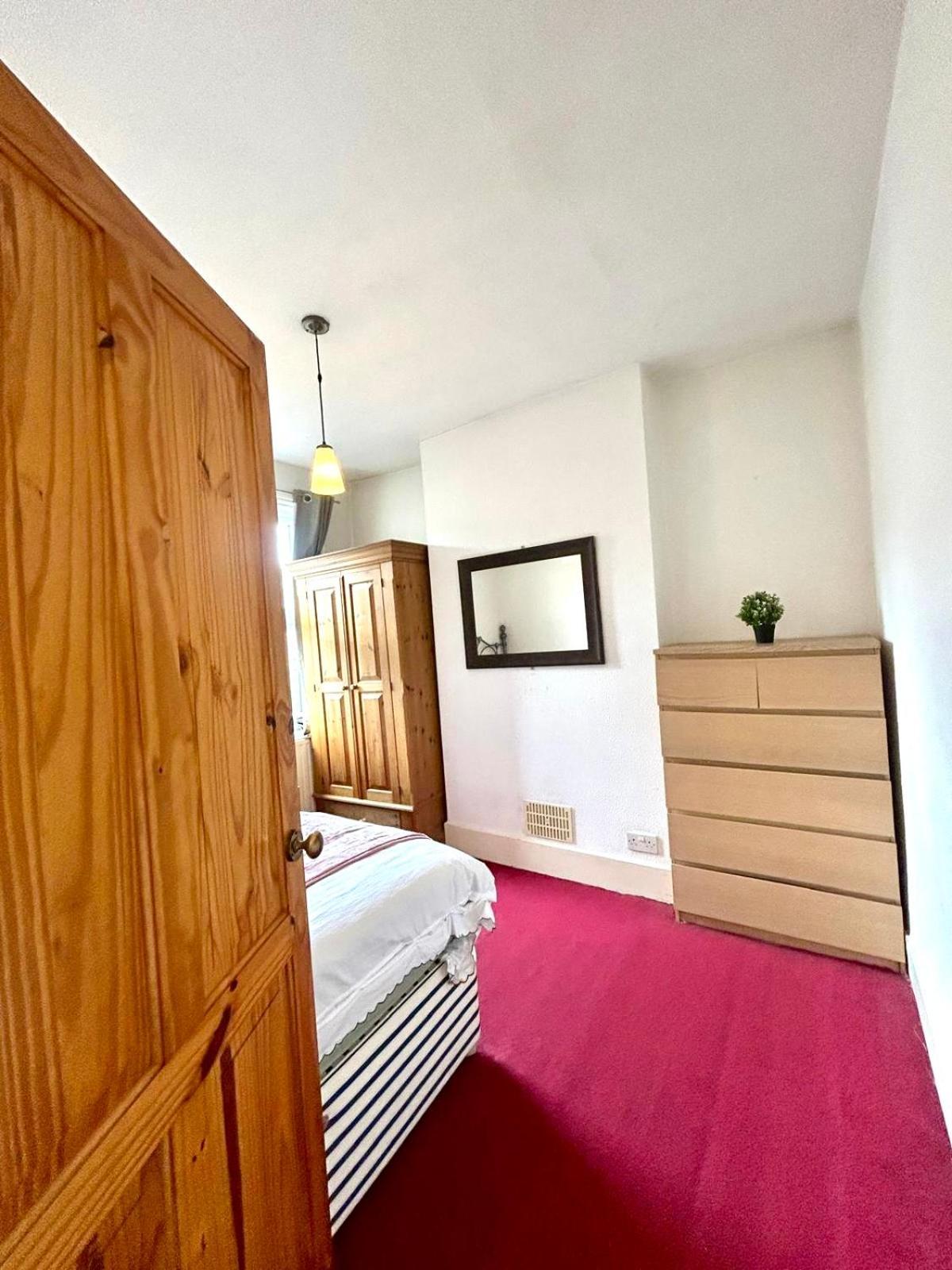 Stunning 2bedroom House With Backyard In Stratford