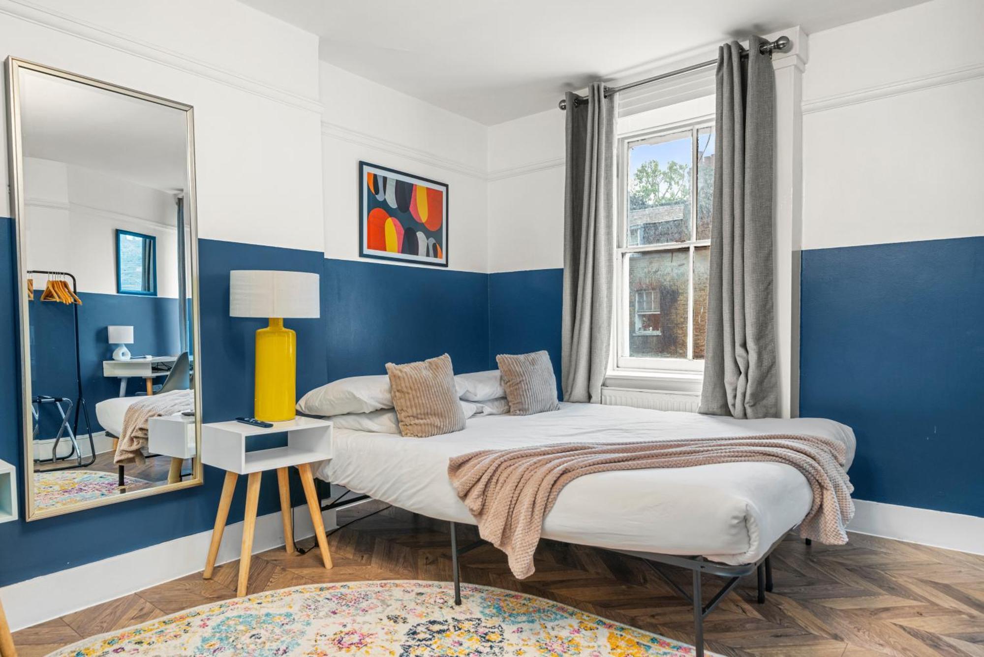 5-bedroom In Sleeps 14 Hébergement de vacances *