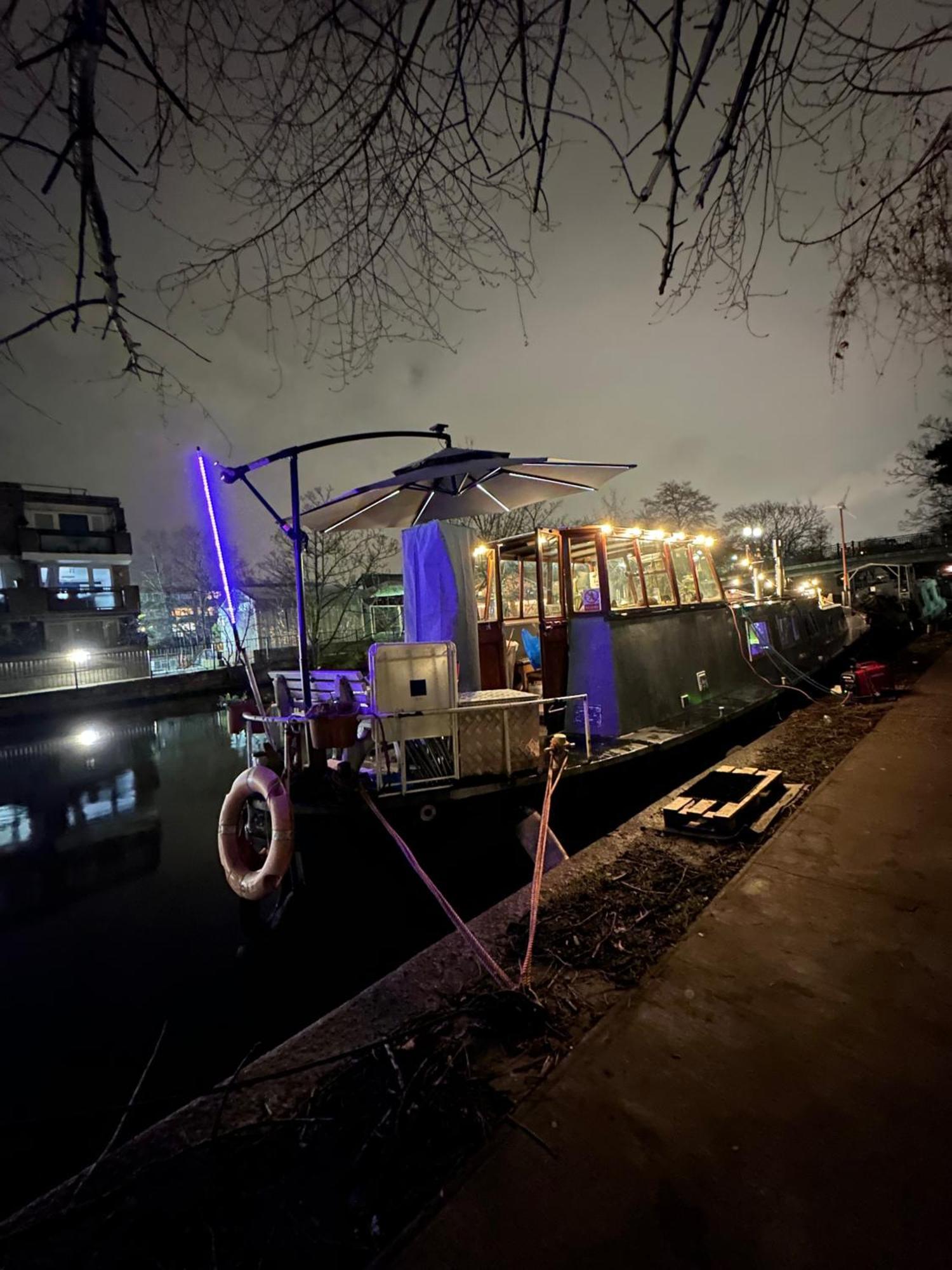 Casa de Férias Dutch Barge - Sleeps 3 & Cosy Fireplace Londres