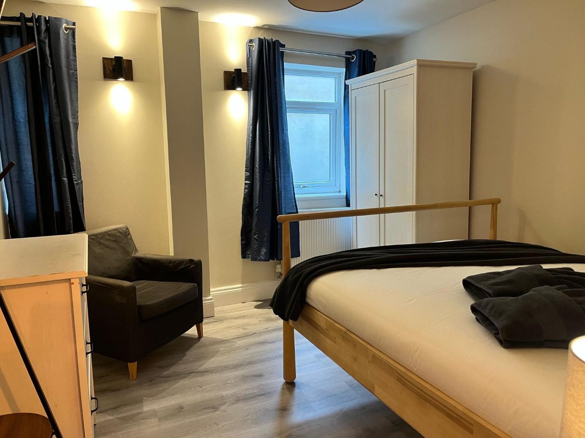 Spacious 2 Bedroom Apartamento