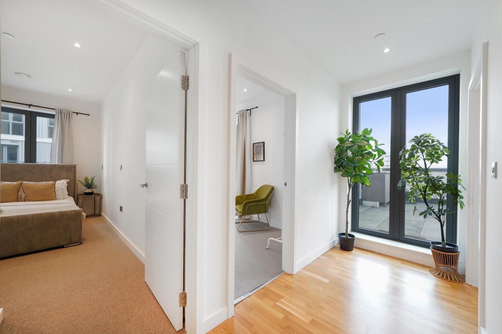 Chic 3-bedroom Flat With Private Balcony In Battersea Londres