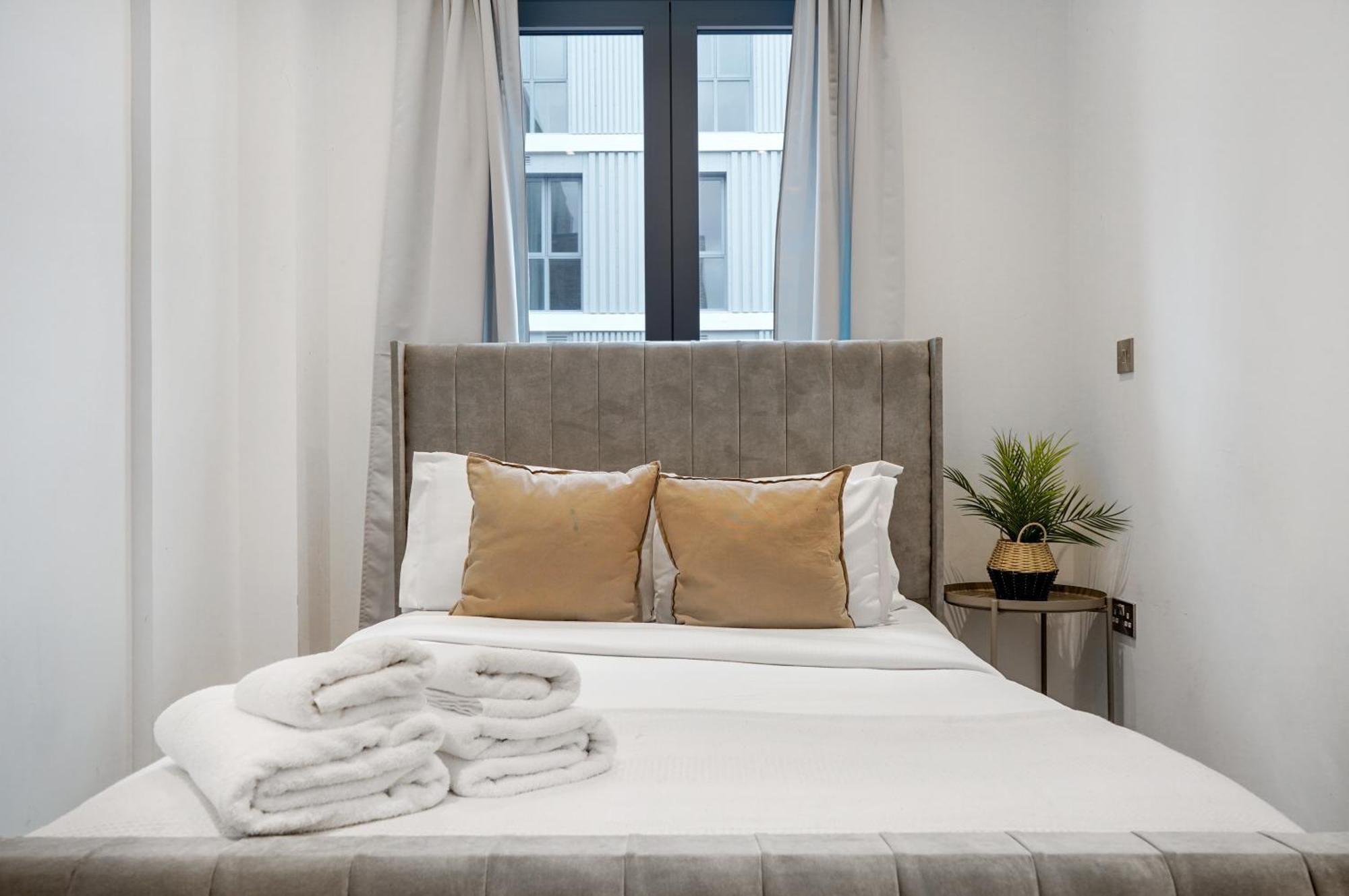 Chic 3-bedroom Flat With Private Balcony In Battersea