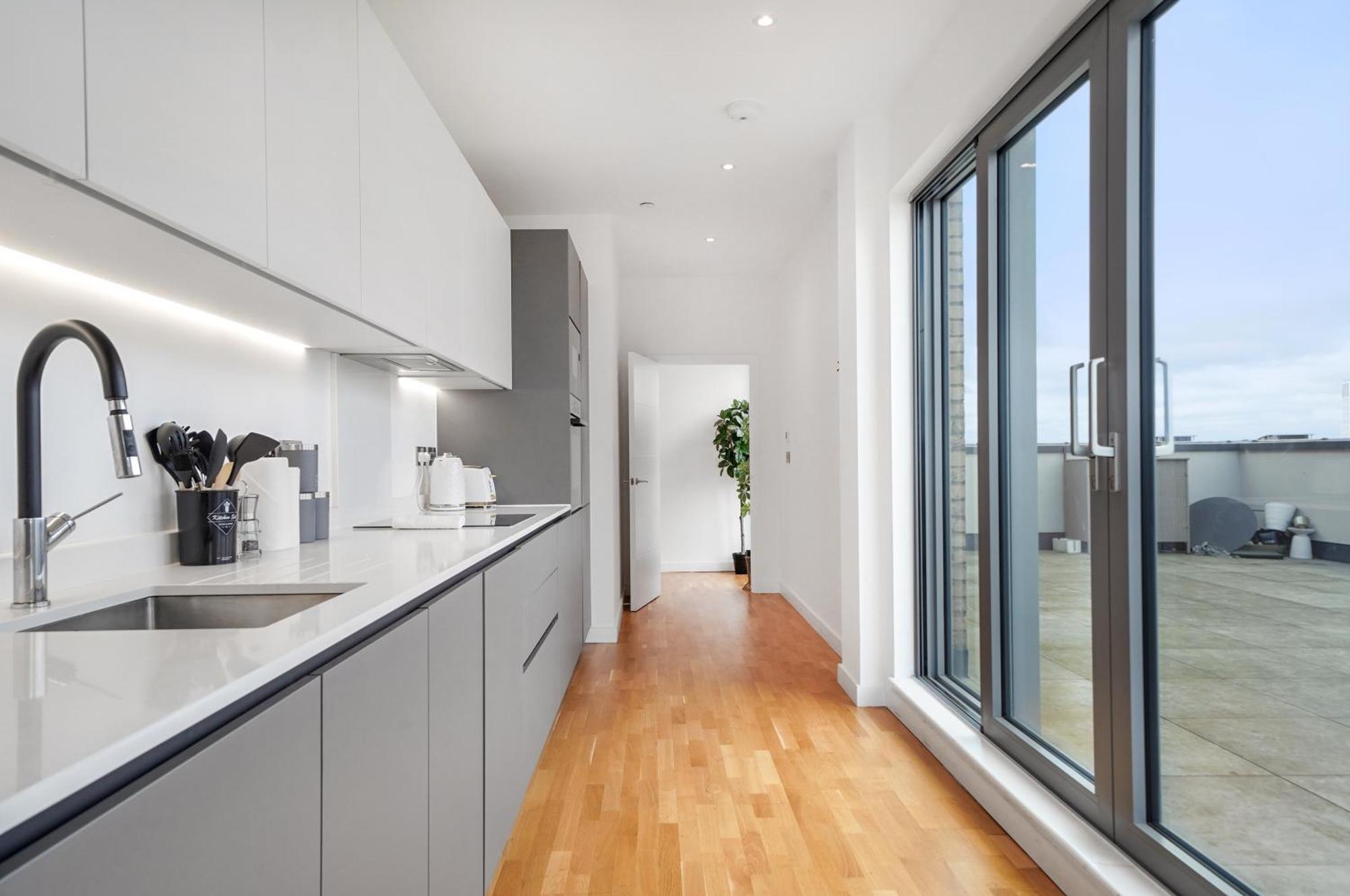 Chic 3-bedroom Flat With Private Balcony In Battersea Appartement *