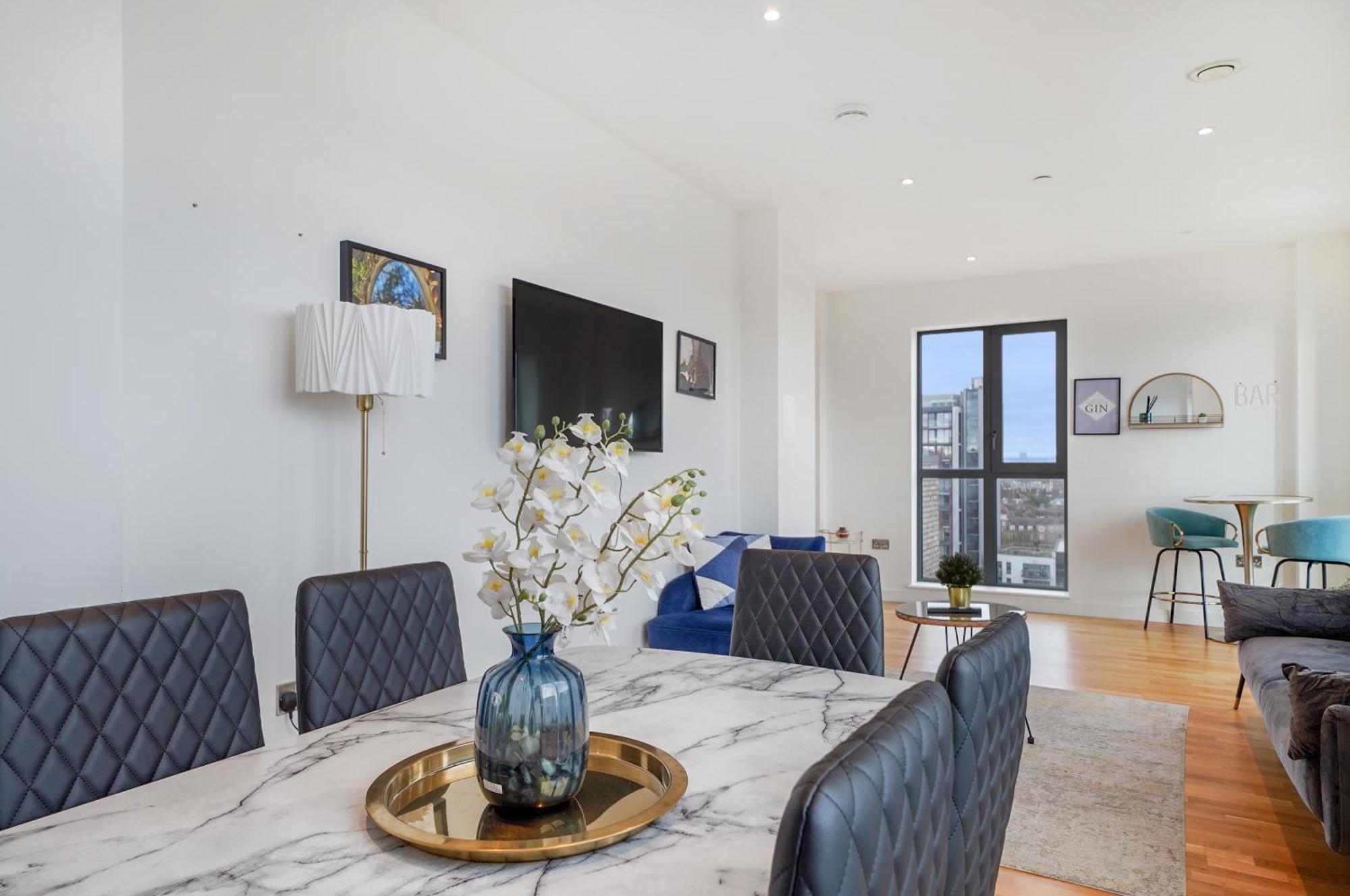 Chic 3-bedroom Flat With Private Balcony In Battersea *