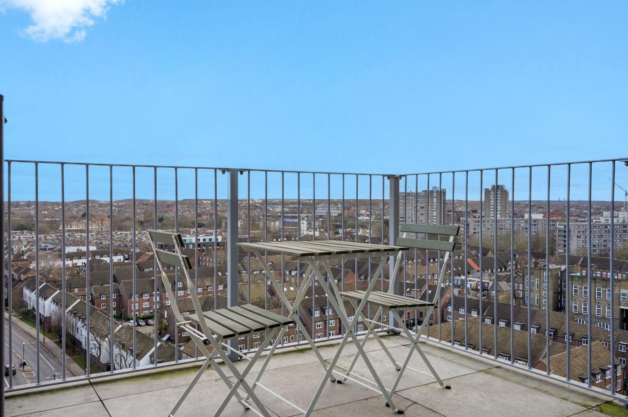 Chic 3-bedroom Flat With Private Balcony In Battersea Londres