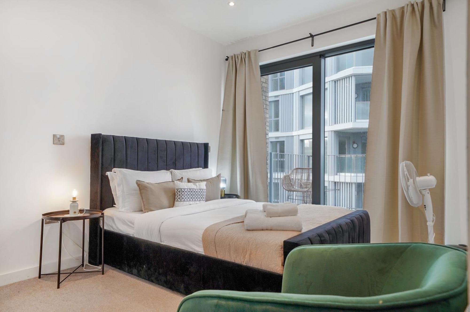 Chic 3-bedroom Flat With Private Balcony In Battersea