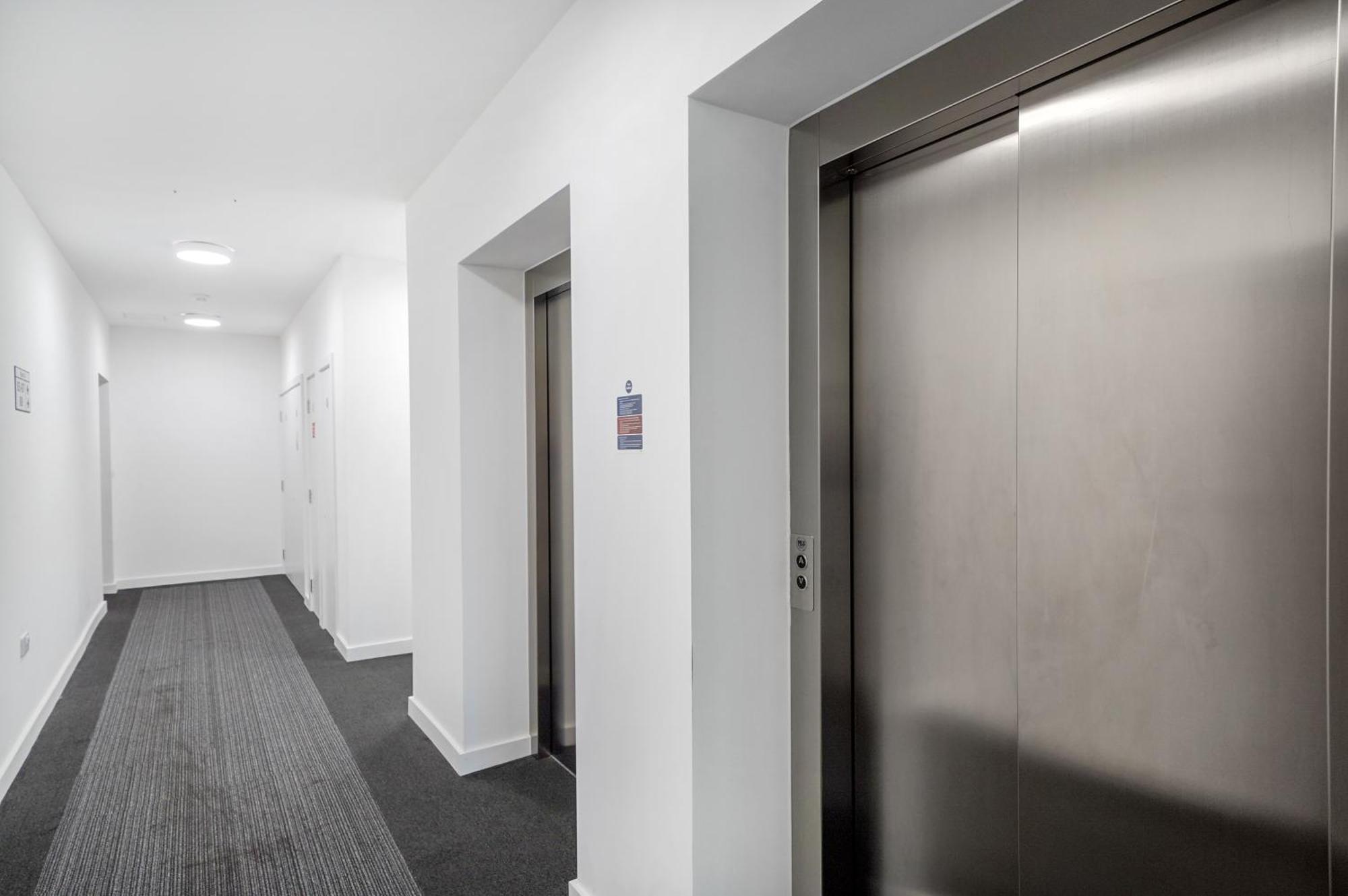 Chic 3-bedroom Flat With Private Balcony In Battersea *