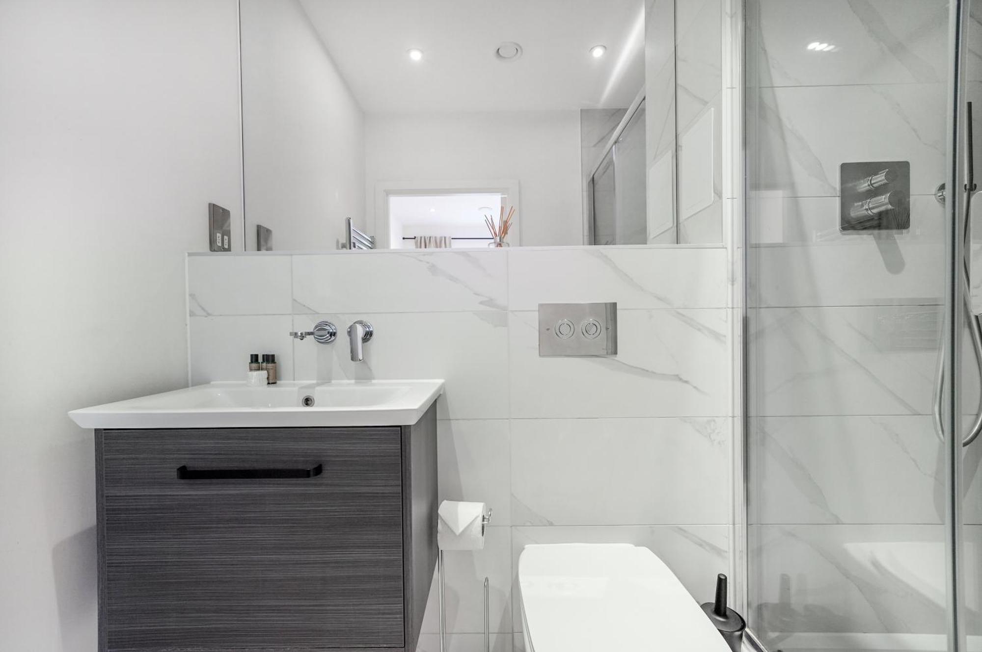 Chic 3-bedroom Flat With Private Balcony In Battersea Londres