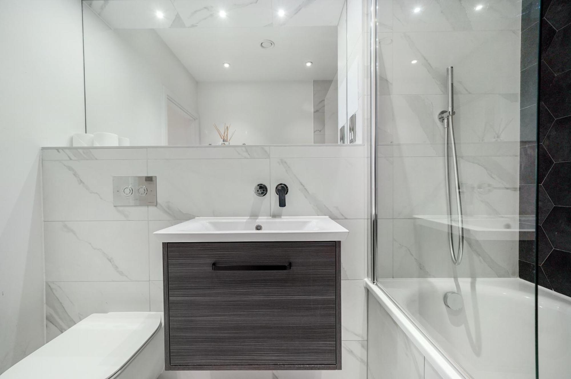 Chic 3-bedroom Flat With Private Balcony In Battersea * Londres