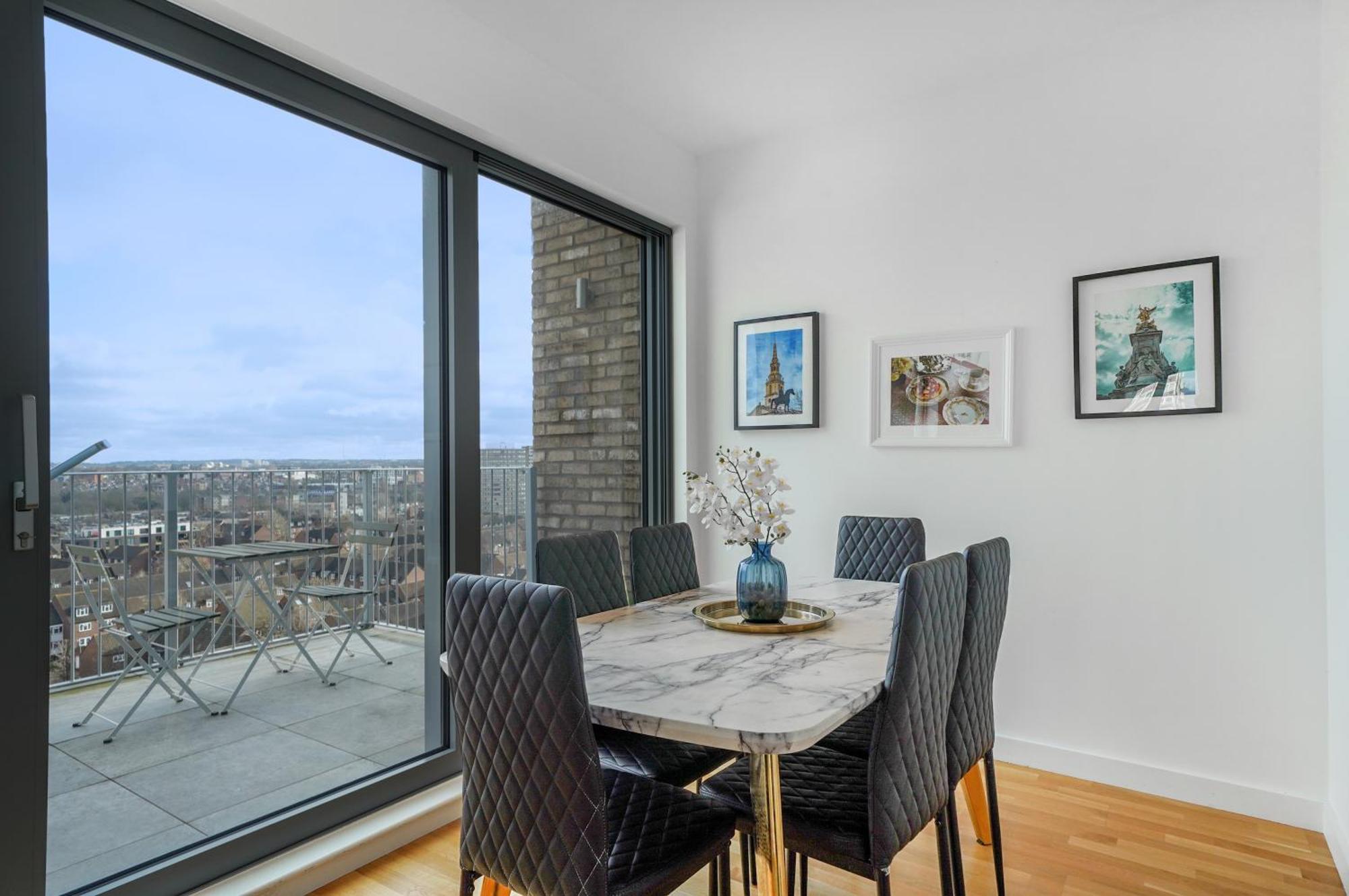 Chic 3-bedroom Flat With Private Balcony In Battersea