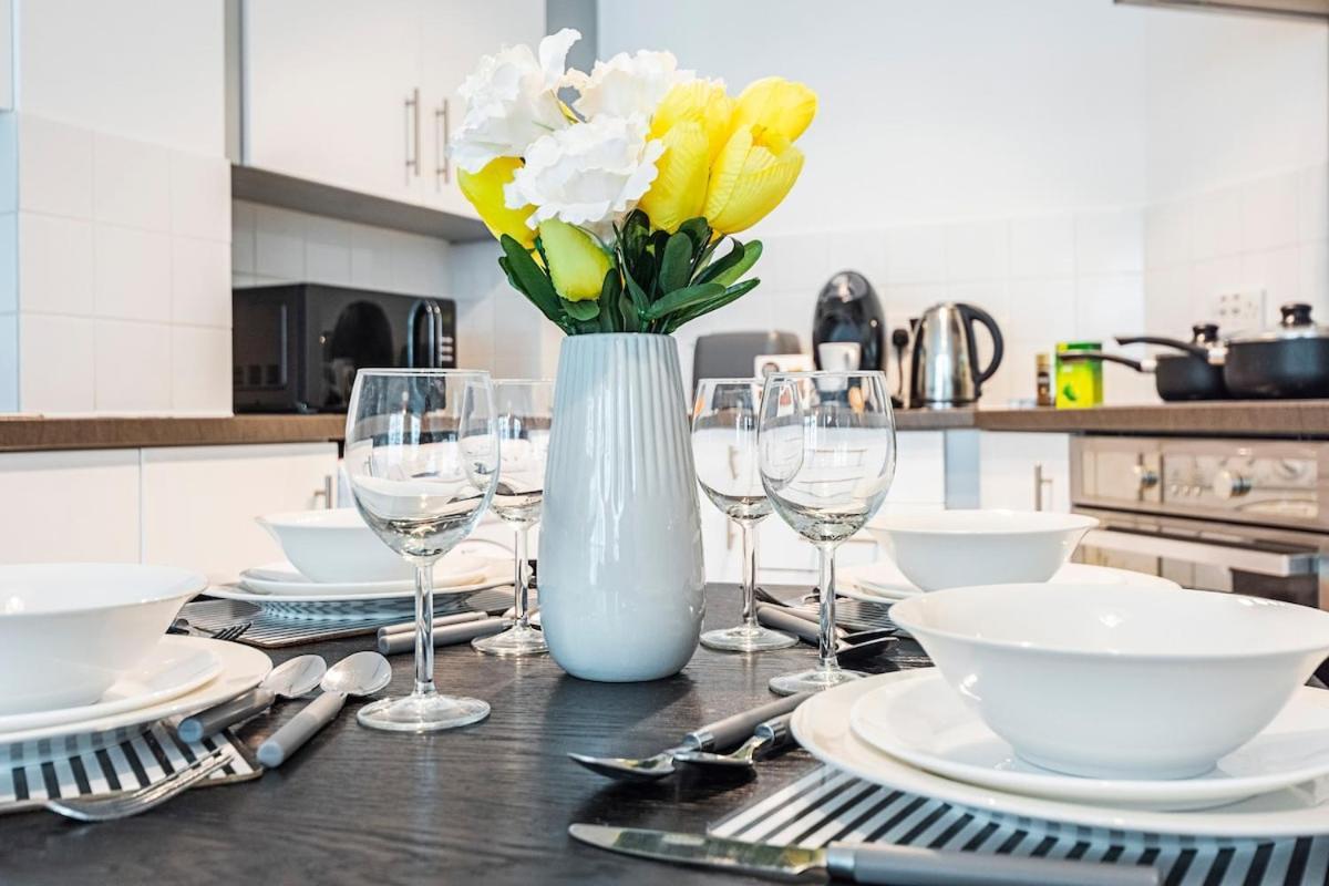 2 Bedroom , Zone 1 , 2 Mins Walk Tube , Offers , Sleeps 5 Appartement *