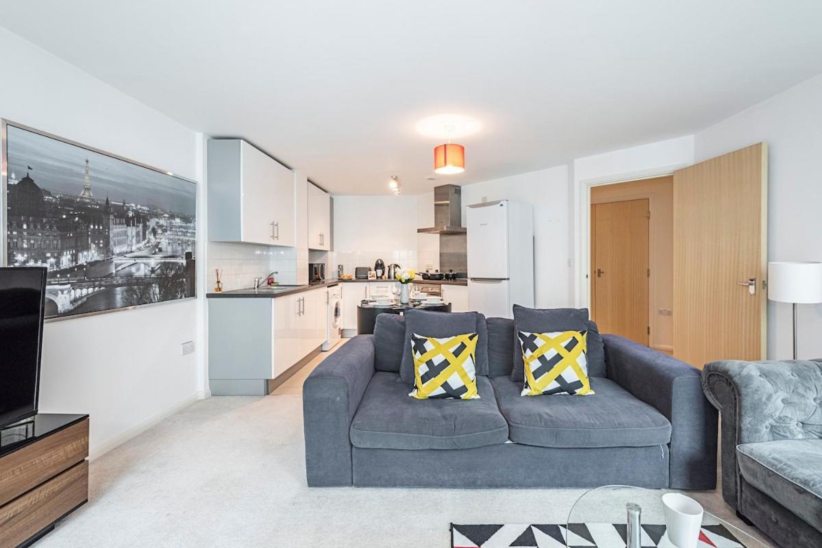 Appartement 2 Bedroom , Zone 1 , 2 Mins Walk Tube , Offers , Sleeps 5 *