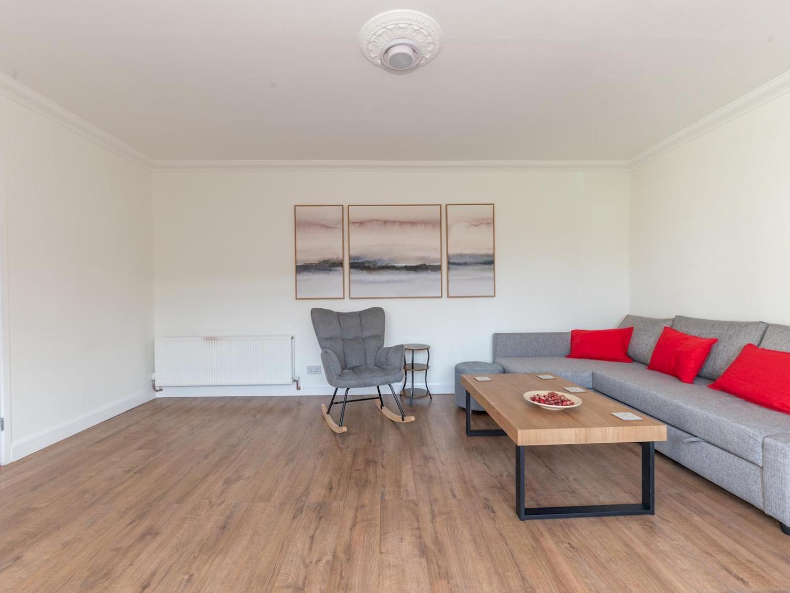 Pass The Keys Bright Spacious 4br House Elizabeth Line Hébergement de vacances *