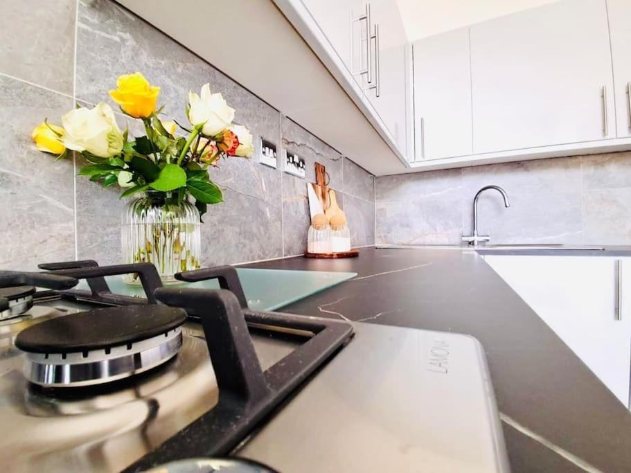 Appartement Newly Refurbished Flat In The Heart Of *