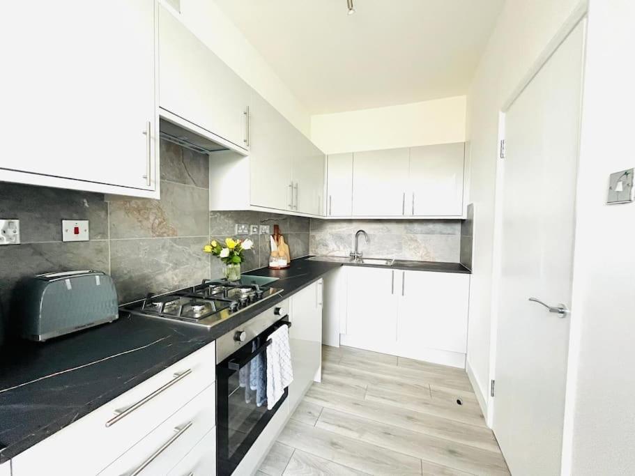 Newly Refurbished Flat In The Heart Of * Londres