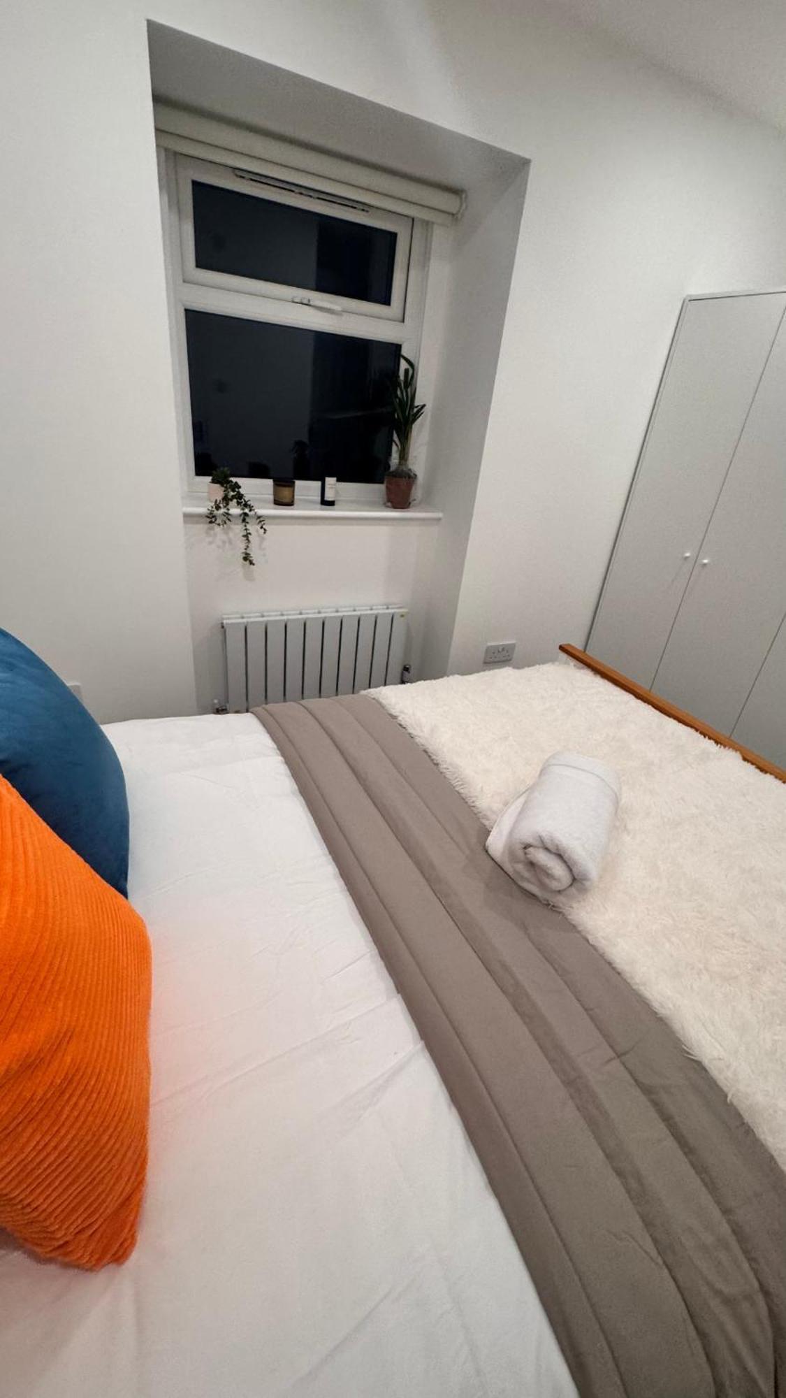 2 Bedroom 2 Bth Deluxe Suite, Netflix Games, Near Putney Station, Fulham And Wimbledon, Ideal For Business And Relocator *