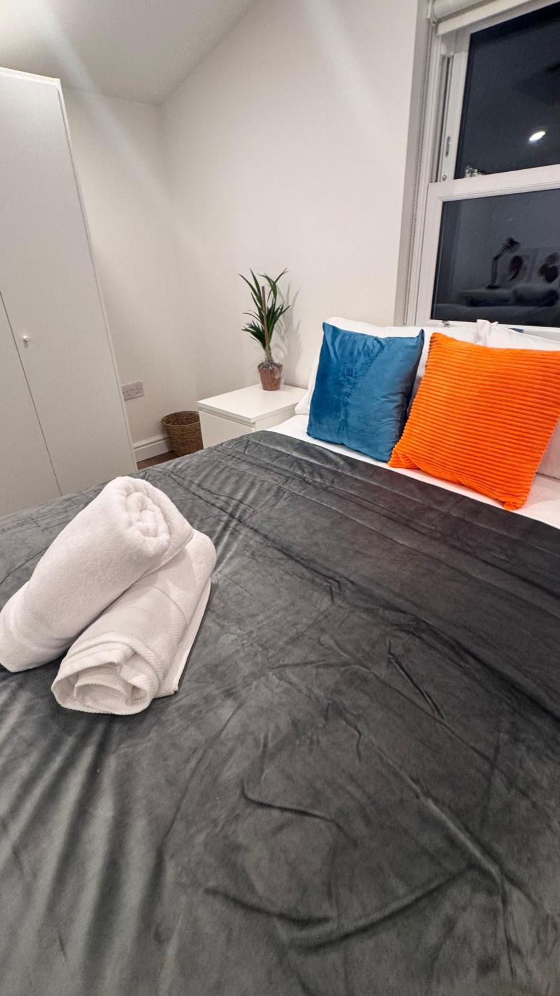 2 Bedroom 2 Bth Deluxe Suite, Netflix Games, Near Putney Station, Fulham And Wimbledon, Ideal For Business And Relocator