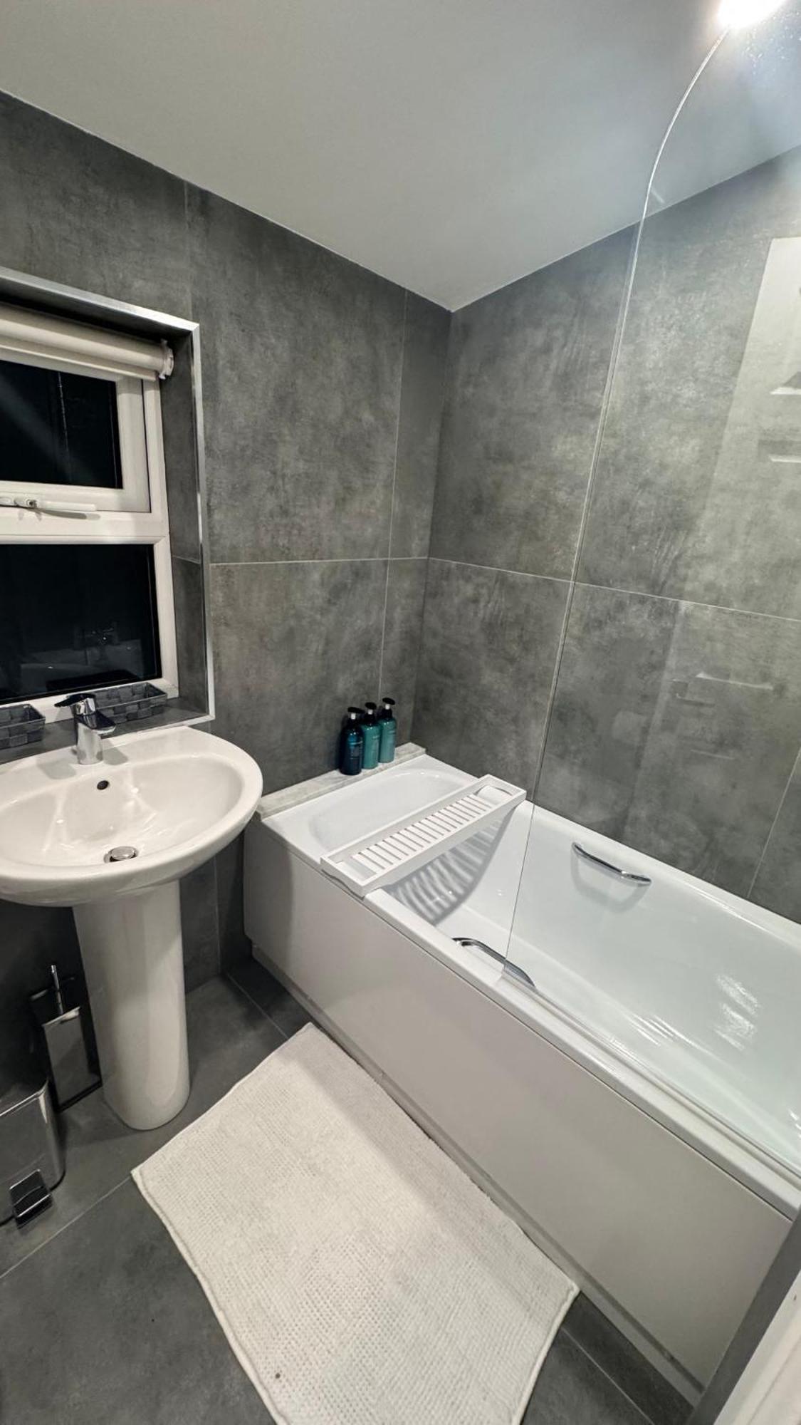Appartement 2 Bedroom 2 Bth Deluxe Suite, Netflix Games, Near Putney Station, Fulham And Wimbledon, Ideal For Business And Relocator *