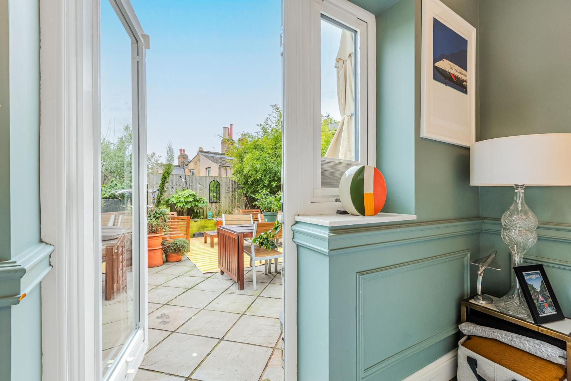 Stylish 2br Flat W Gardn In Wood Green, 2 Min Tube * Londres