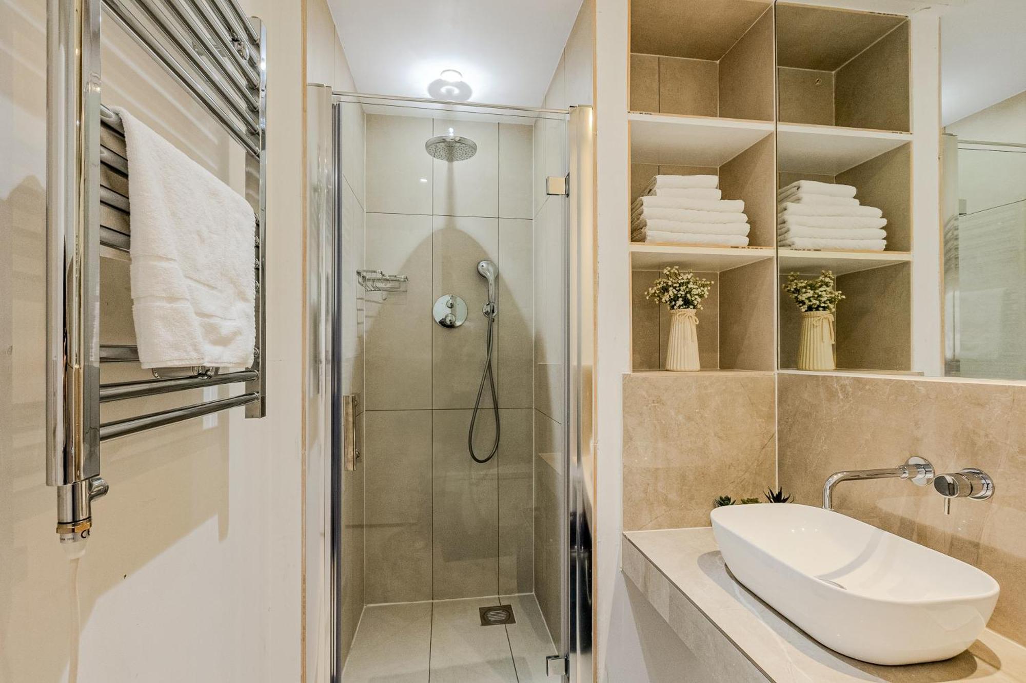 Appartement Bright 2br In Canary With Balcony Wharf, 5 Min Tube Londres
