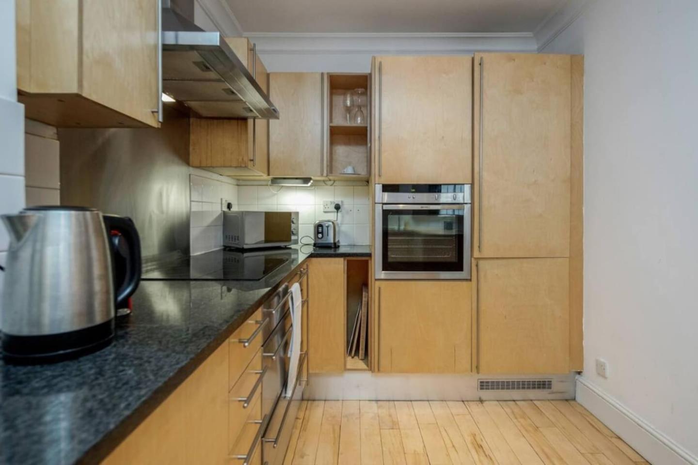 Modern 2-bed Flat In Earls Court Londen
