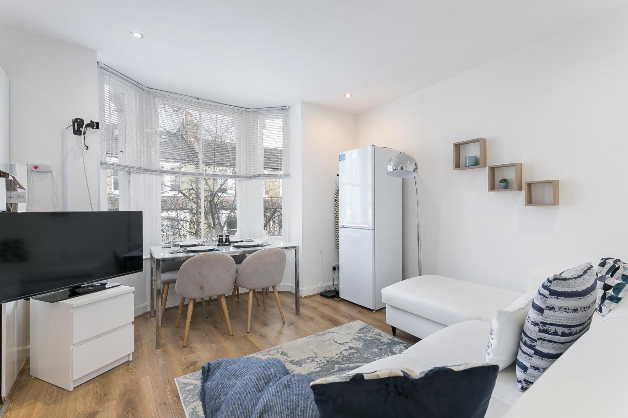 Amazing Two Bedroom Near Shepherd's Bush Market - Hr2 *