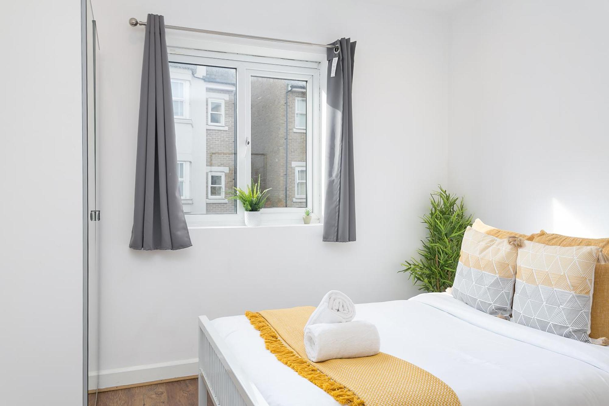 Amazing Two Bedroom Near Shepherd's Bush Market - Hr2 *