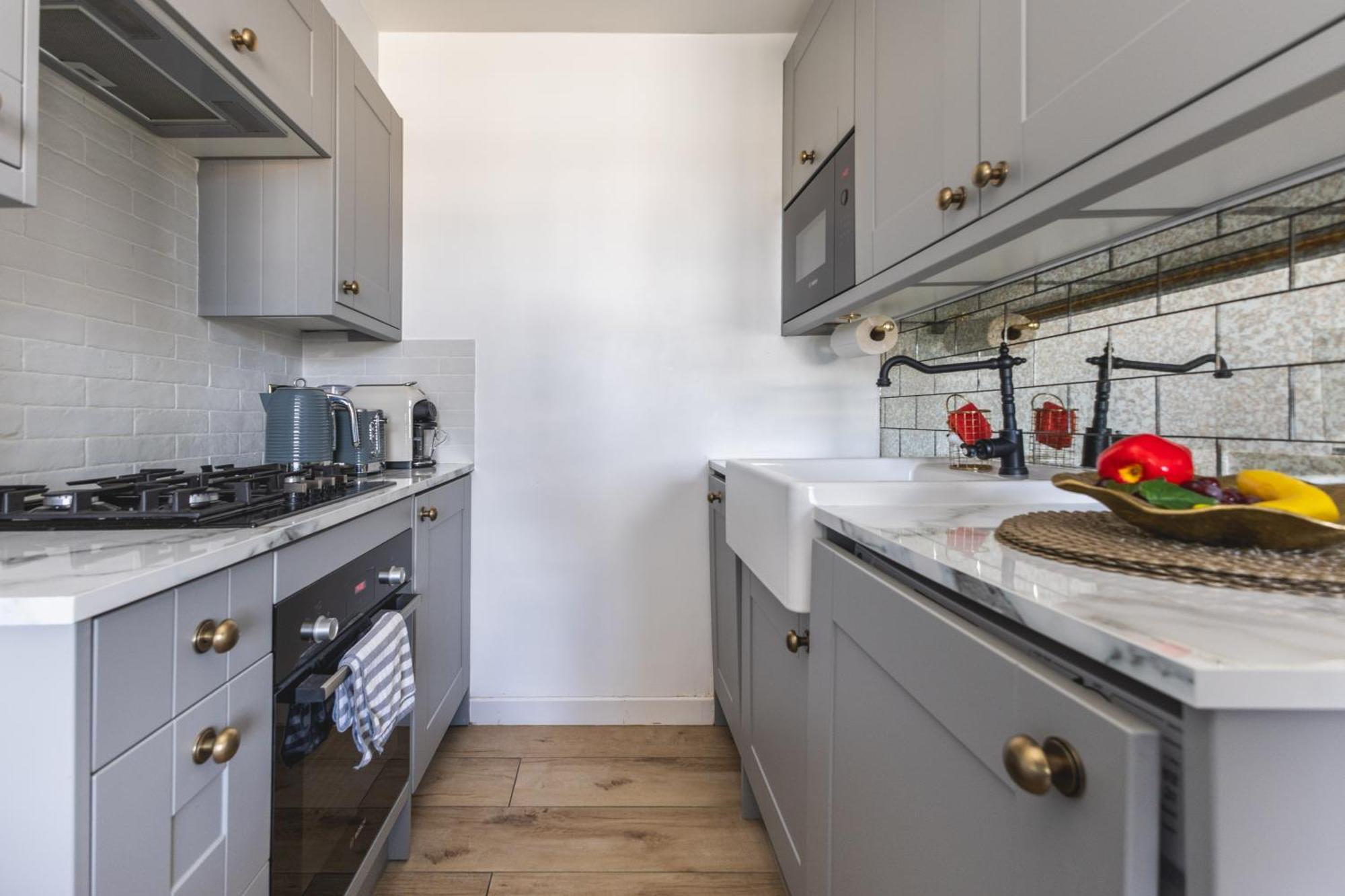 Luxurious 1-bedroom In Kensington Apartment *