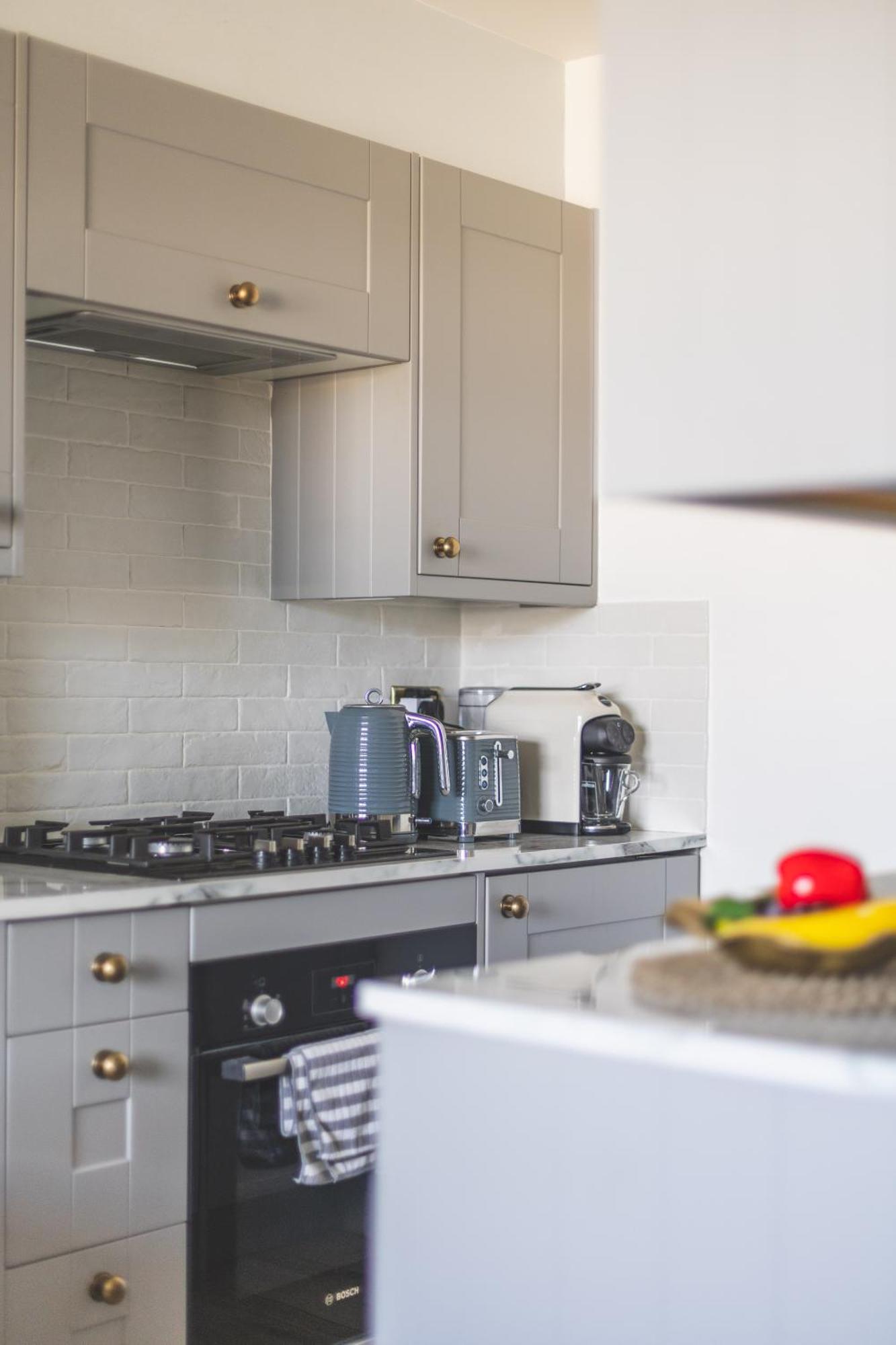 Luxurious 1-bedroom In Kensington Apartment *
