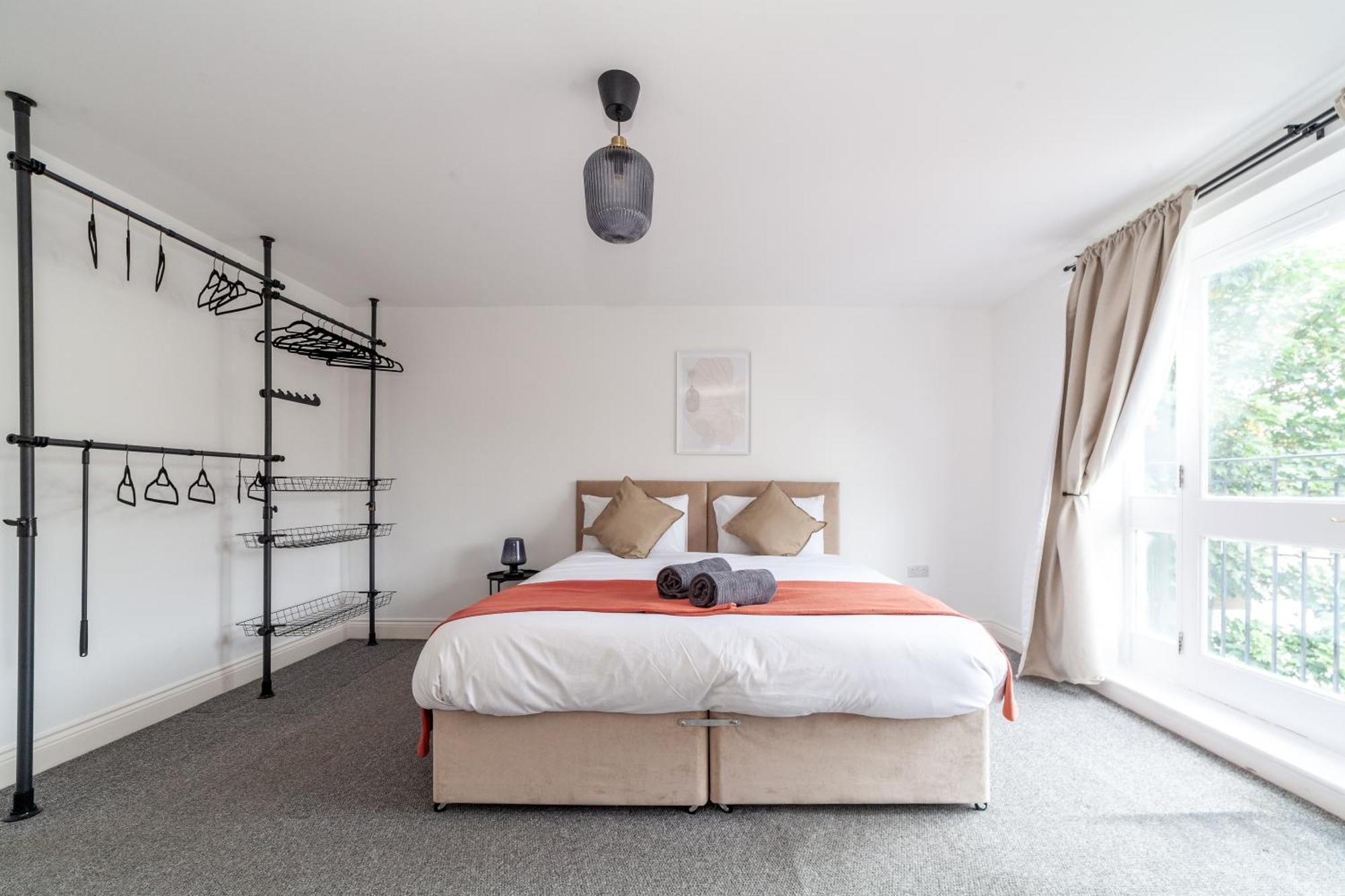 Casa de Férias Arte Serviced Stratford - 3 Bedrooms 2 Bathrooms London, Stratford, Maryland, Free Parking, Garden, Weekly Or Monthly - Up To 8 Guests
