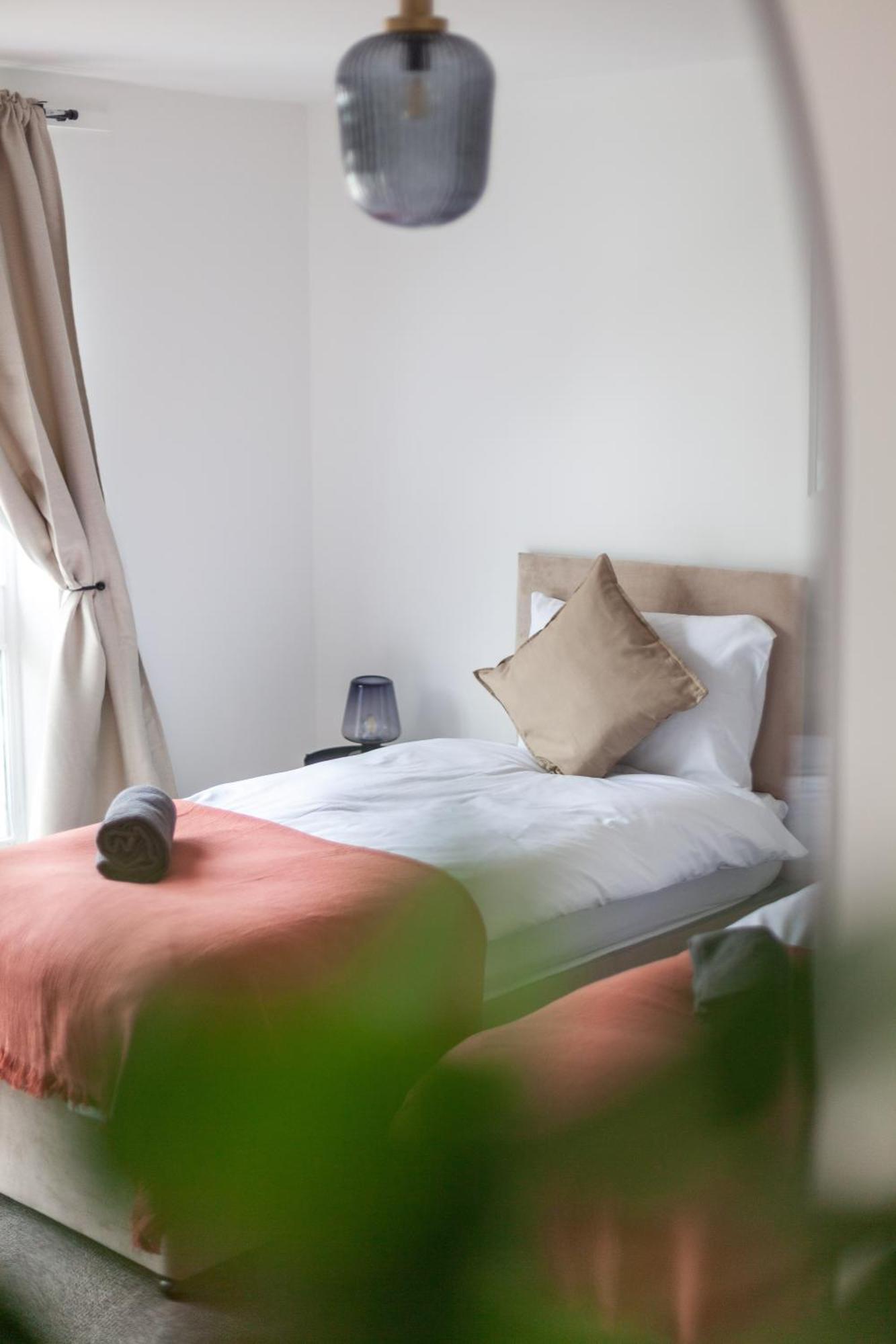 Casa de Férias Arte Serviced Stratford - 3 Bedrooms 2 Bathrooms London, Stratford, Maryland, Free Parking, Garden, Weekly Or Monthly - Up To 8 Guests *