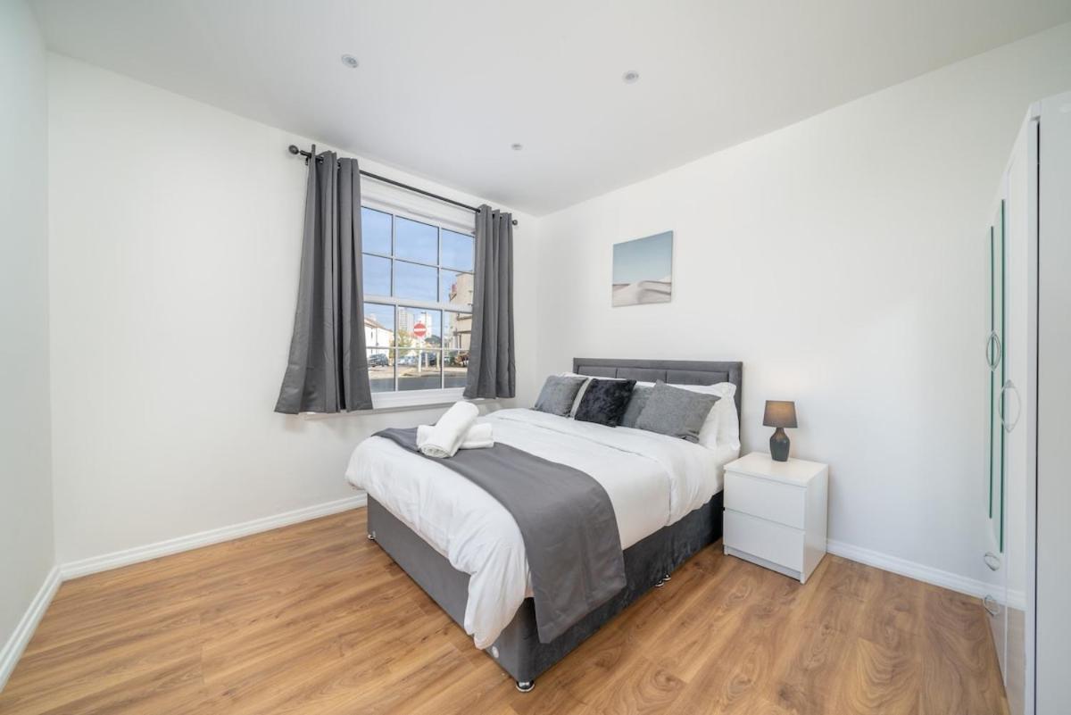 Family Near 02 Arena, Excel Centre With Parking