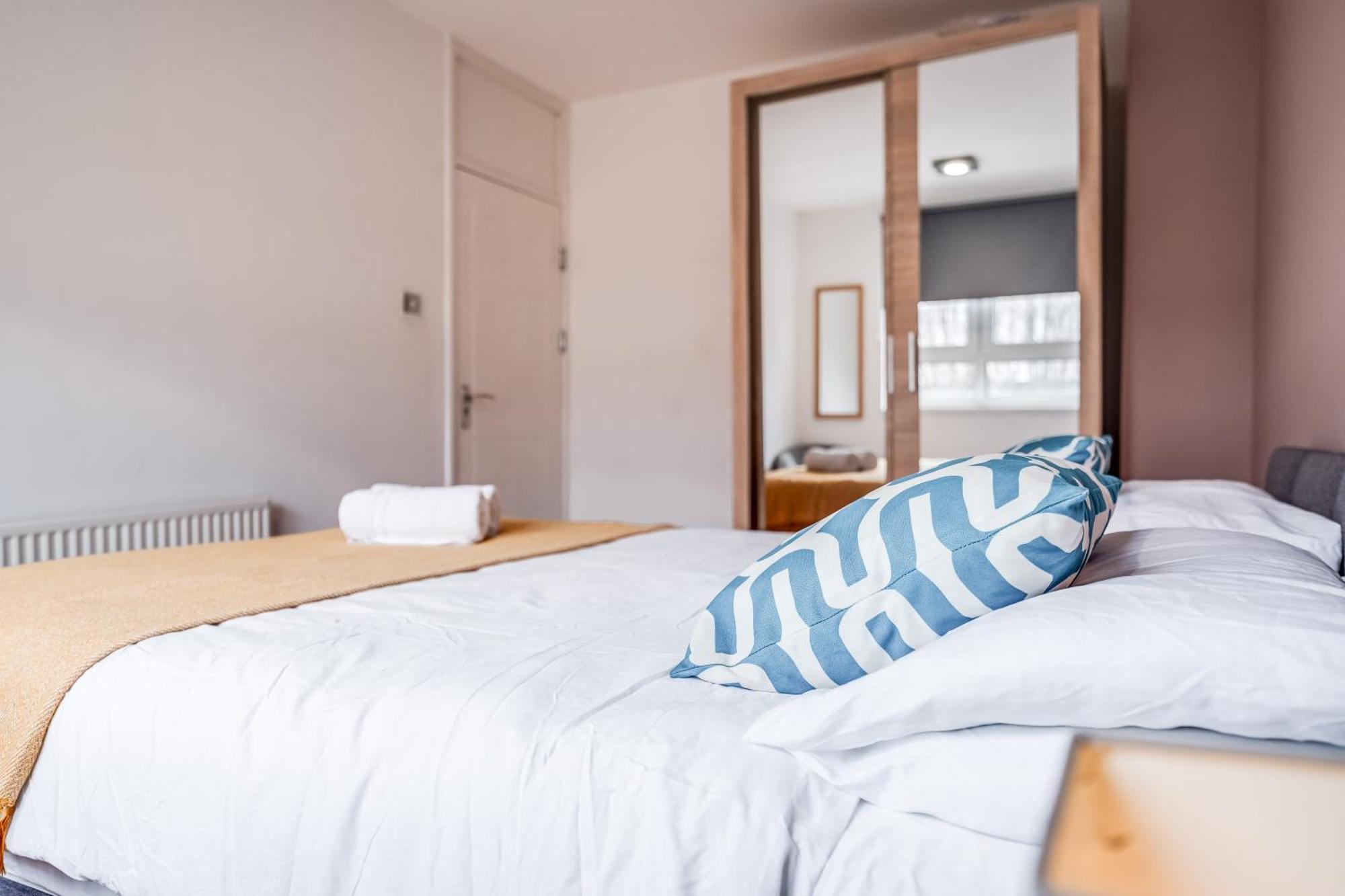 Leo's Place In Mile End 2 Double Beds, 1 Bunk Bed, Max 6, Spacious, Ideal For Families