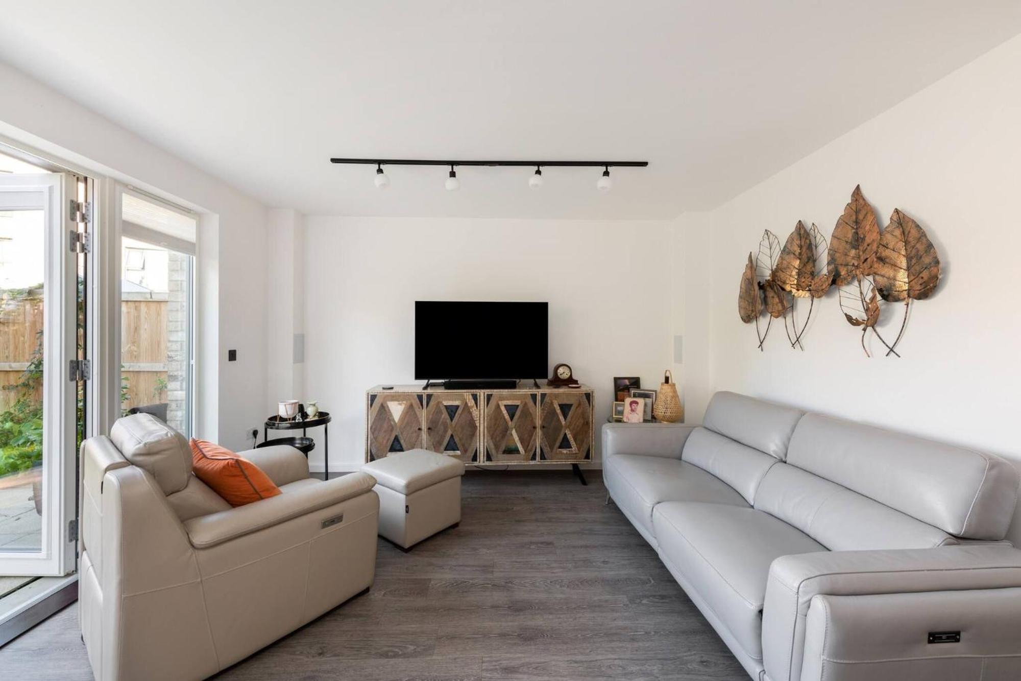 Stylish 3-bed Townhouse With 3 Baths In Southgate Londres