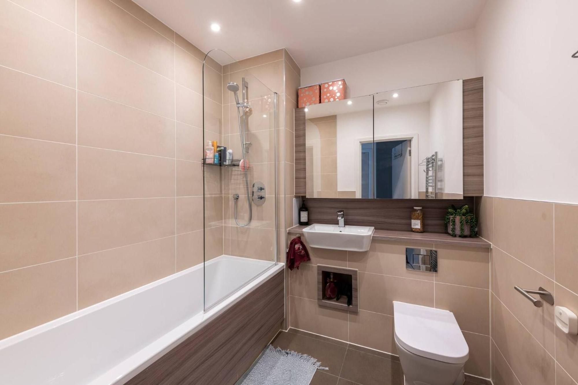 Stylish 3-bed Townhouse With 3 Baths In Southgate Appartement Londres