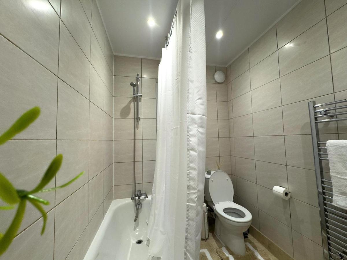 Spacious 3 Bed Apartment, 10 Mins From Wembley Stadium With Private Garden *