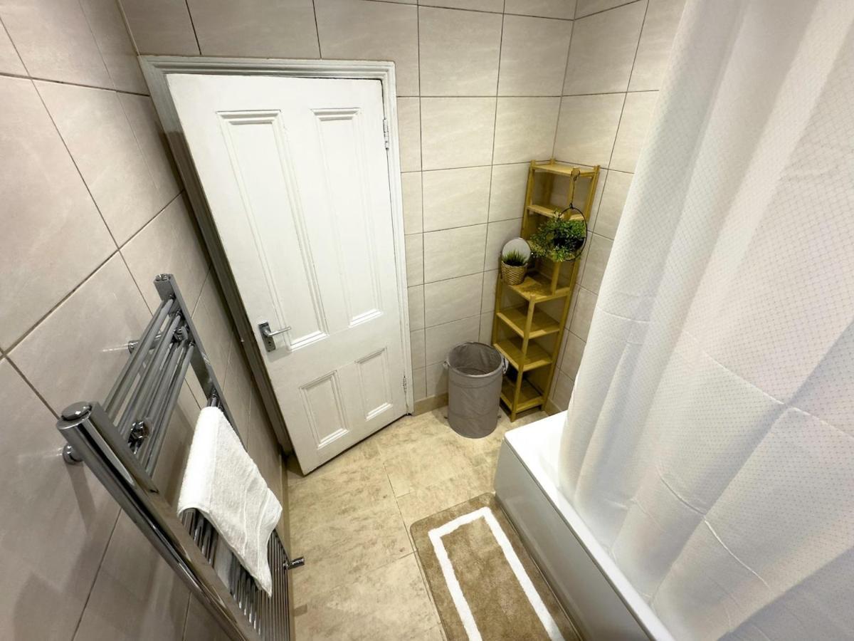 Spacious 3 Bed Apartment, 10 Mins From Wembley Stadium With Private Garden * Londres