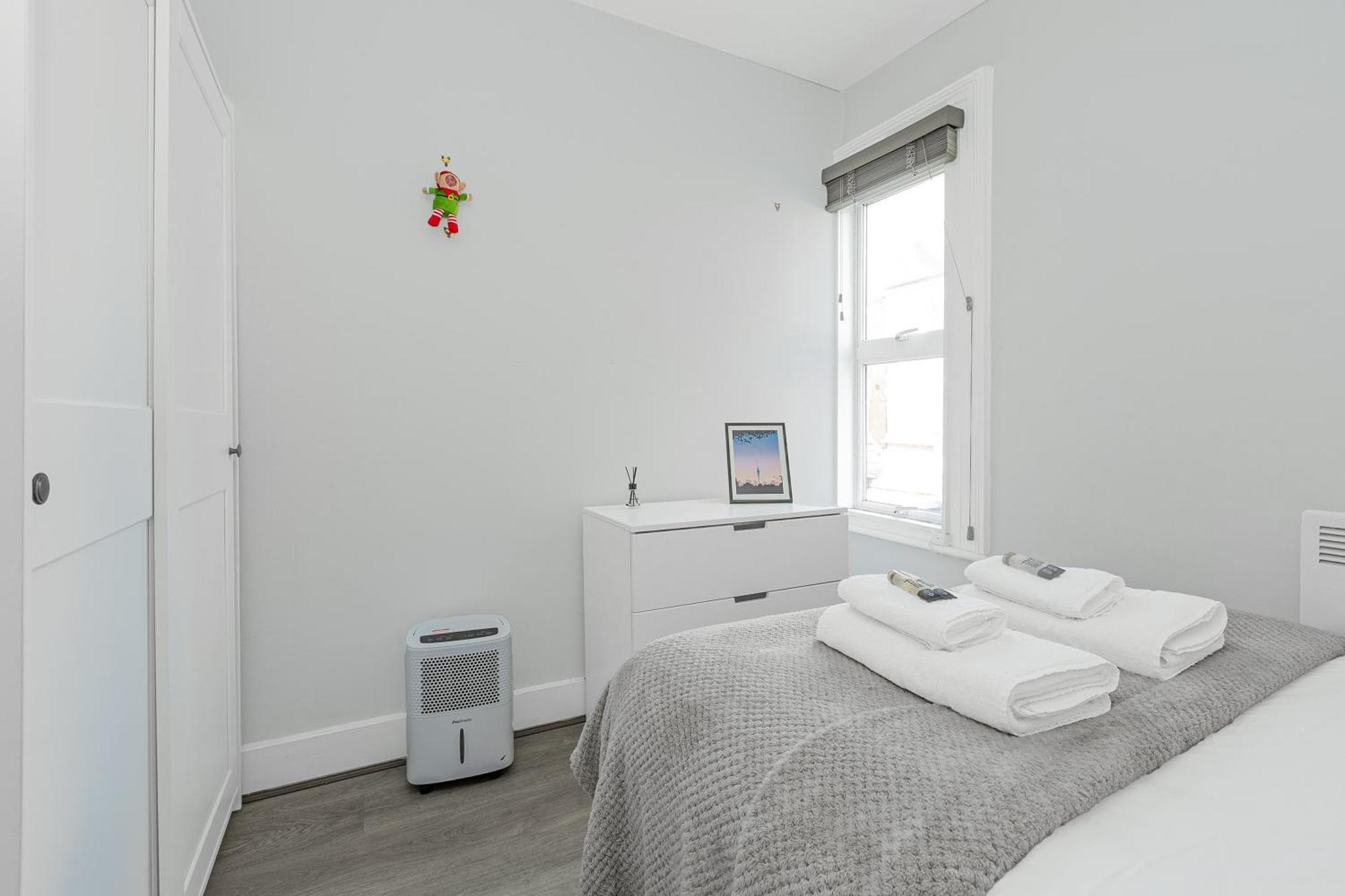 New Listing! 2br Flat With Patio In Clapham Common Londen