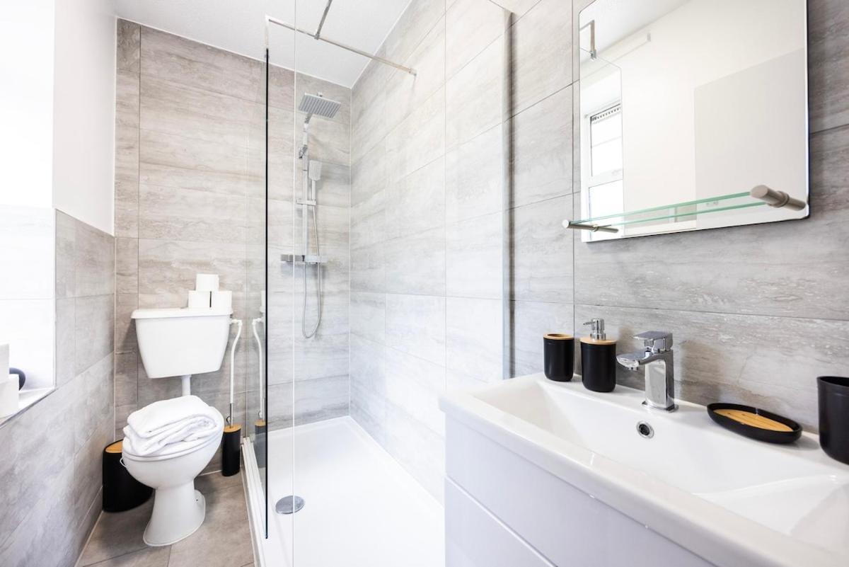 New 1 Bed Zone 2 Ideal For Contractors Free Parking & Near Uber Boat Pier , Long Welcome , Offers Appartement Londres
