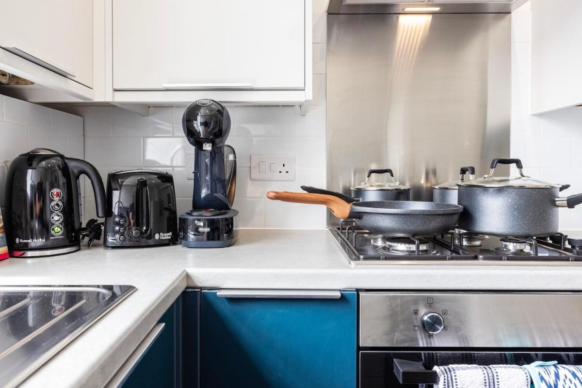 Appartement New 1 Bed Zone 2 Ideal For Contractors Free Parking & Near Uber Boat Pier , Long Welcome , Offers *