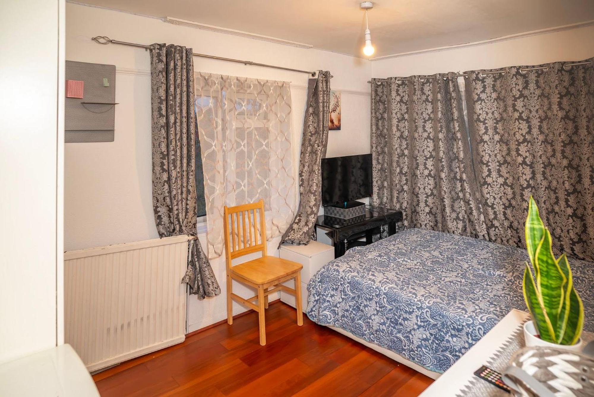 4 Bedroom House Rented By The Couette-café *