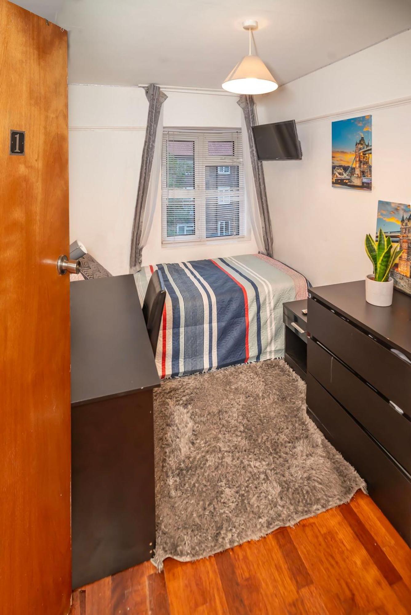 4 Bedroom House Rented By The Couette-café Londres