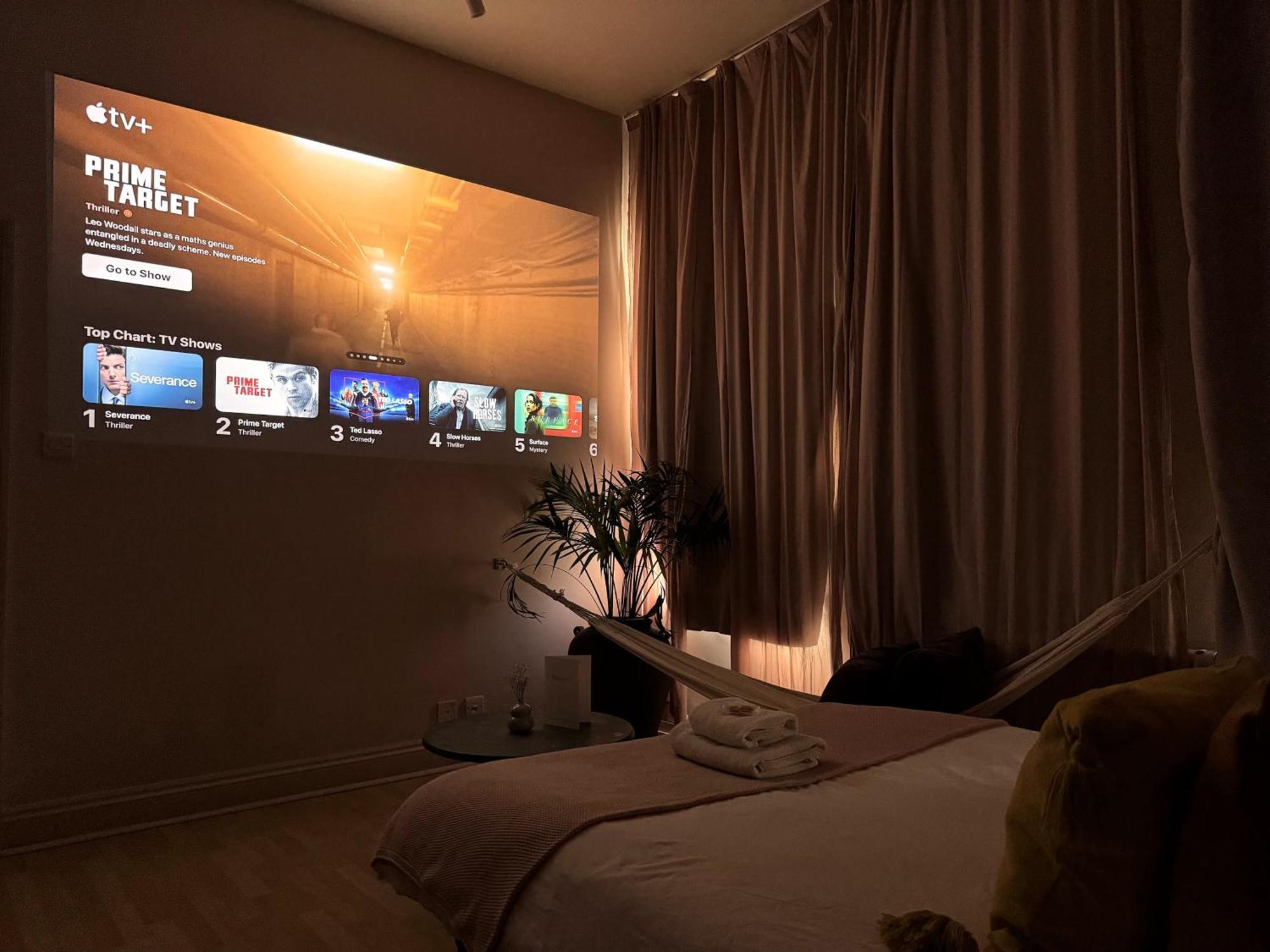 Apartamento Shoreditch Loft W 100inch Cinema, Premium Mattress & Hammock, By The Design Traveller Londres