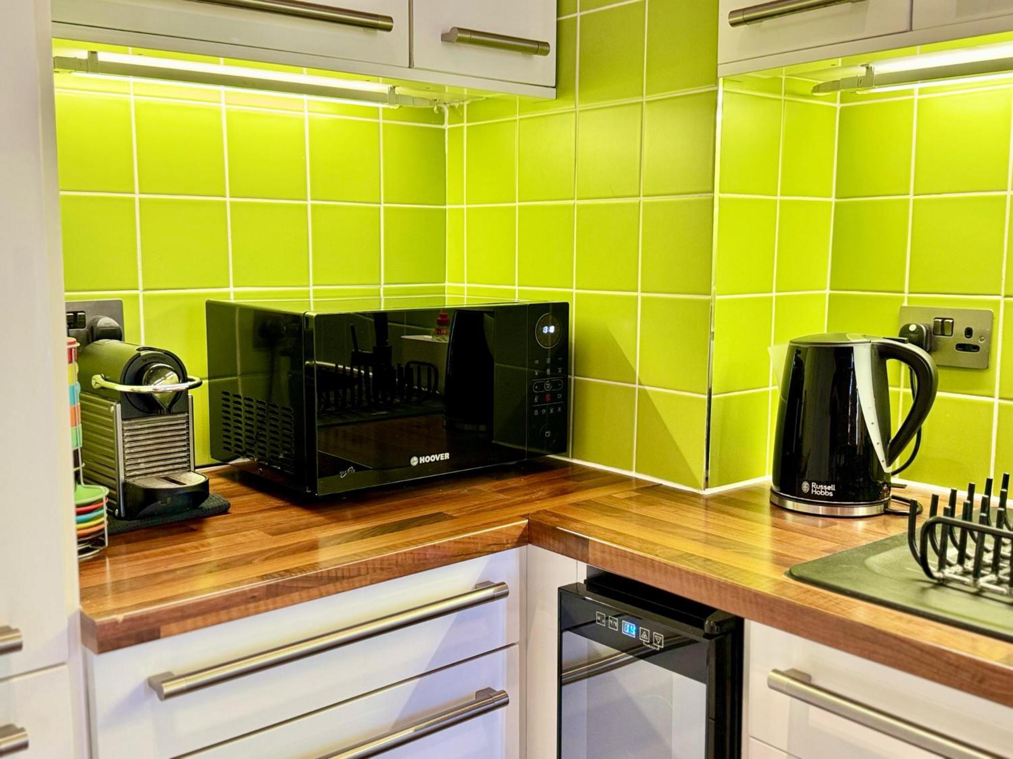 Sleek & Bright Balcony Flat Perfect Escape Apartment London