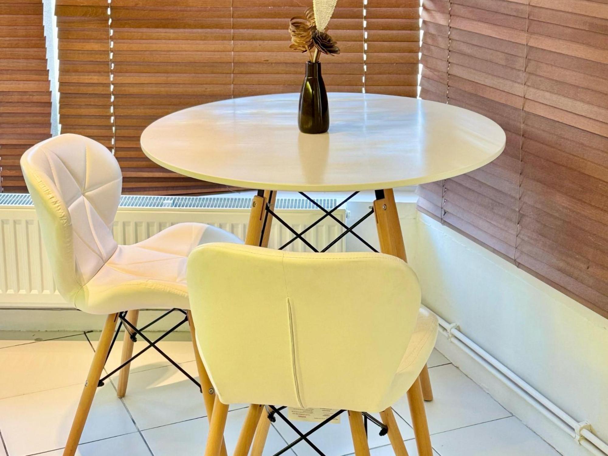 Sleek & Bright Balcony Flat Perfect Escape London