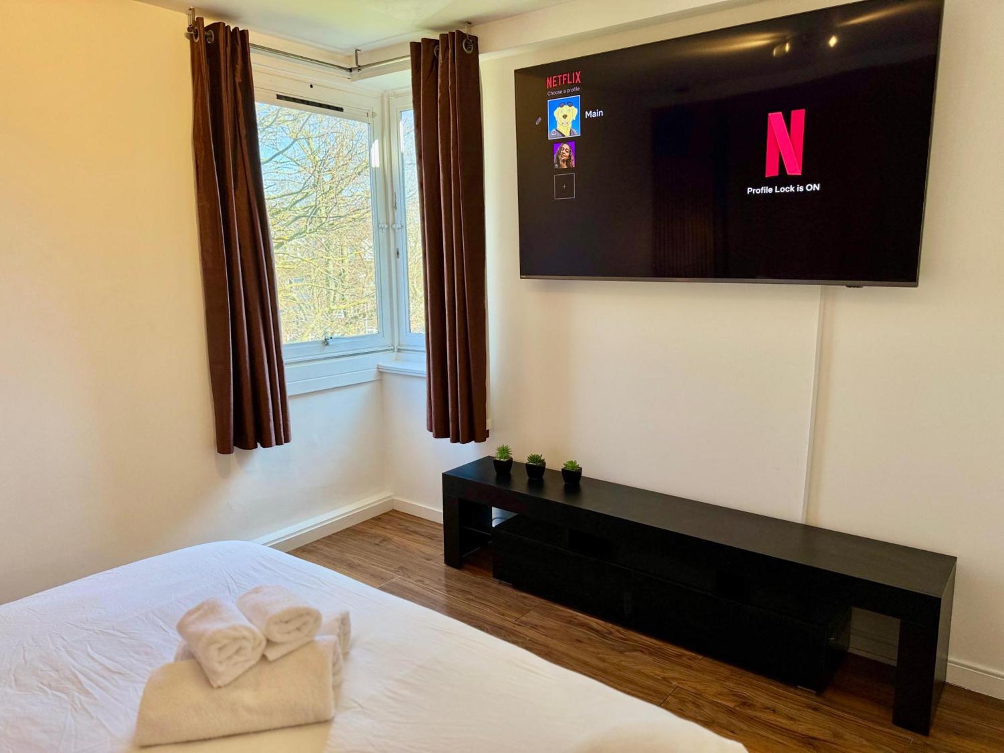 Sleek & Bright Balcony Flat Perfect Escape London