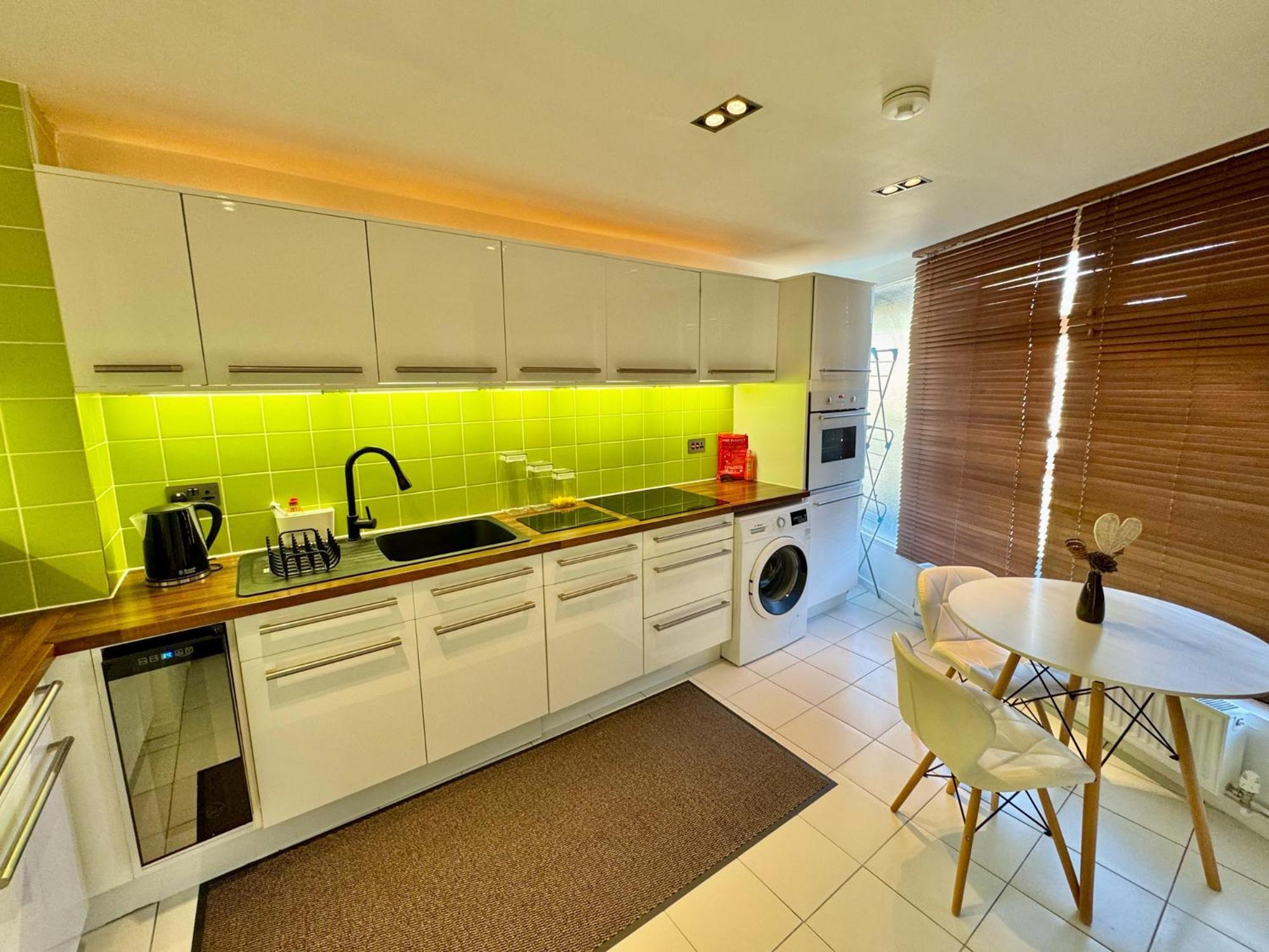Sleek & Bright Balcony Flat Perfect Escape Apartment