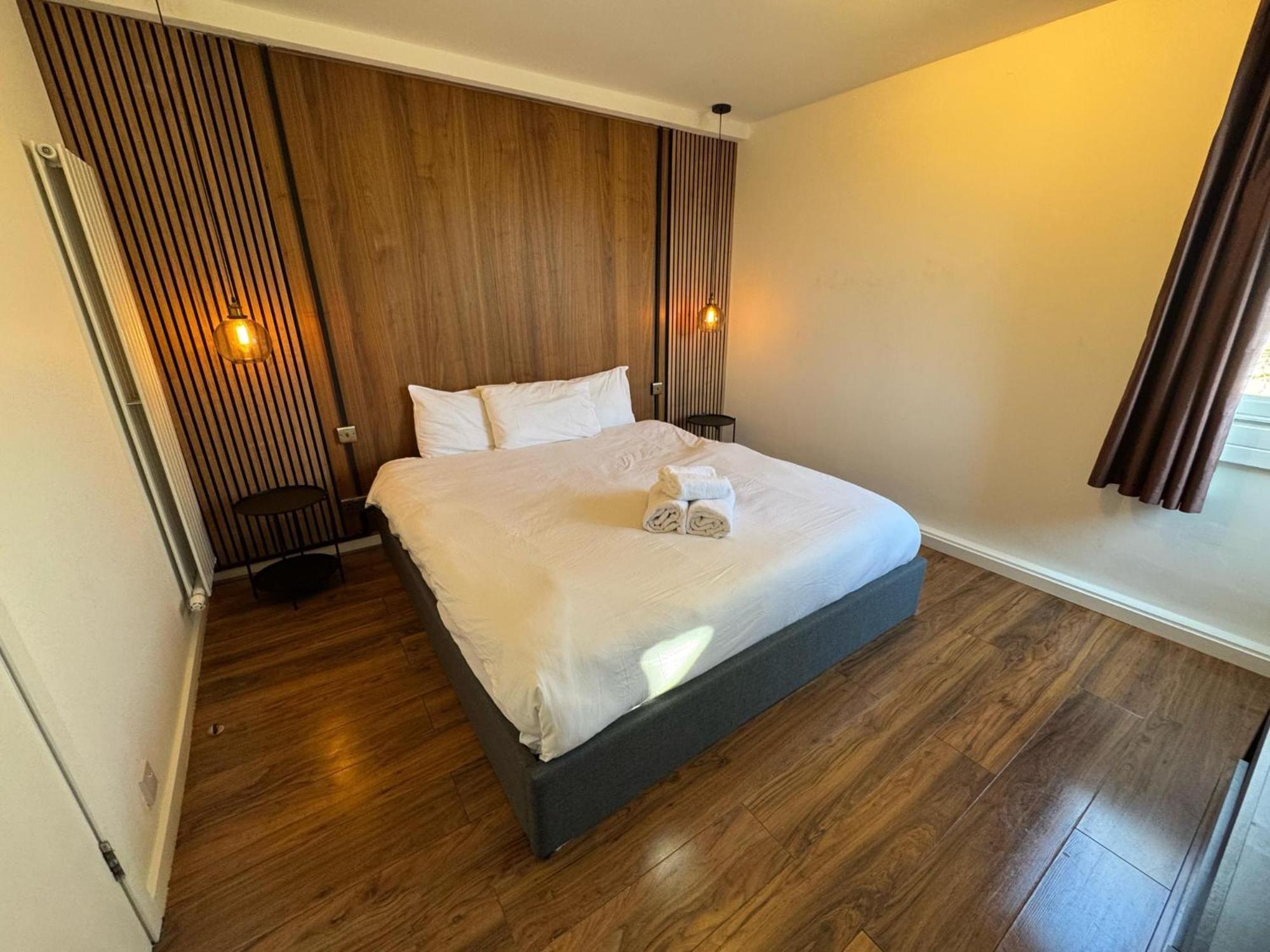 Sleek & Bright Balcony Flat Perfect Escape Apartment *
