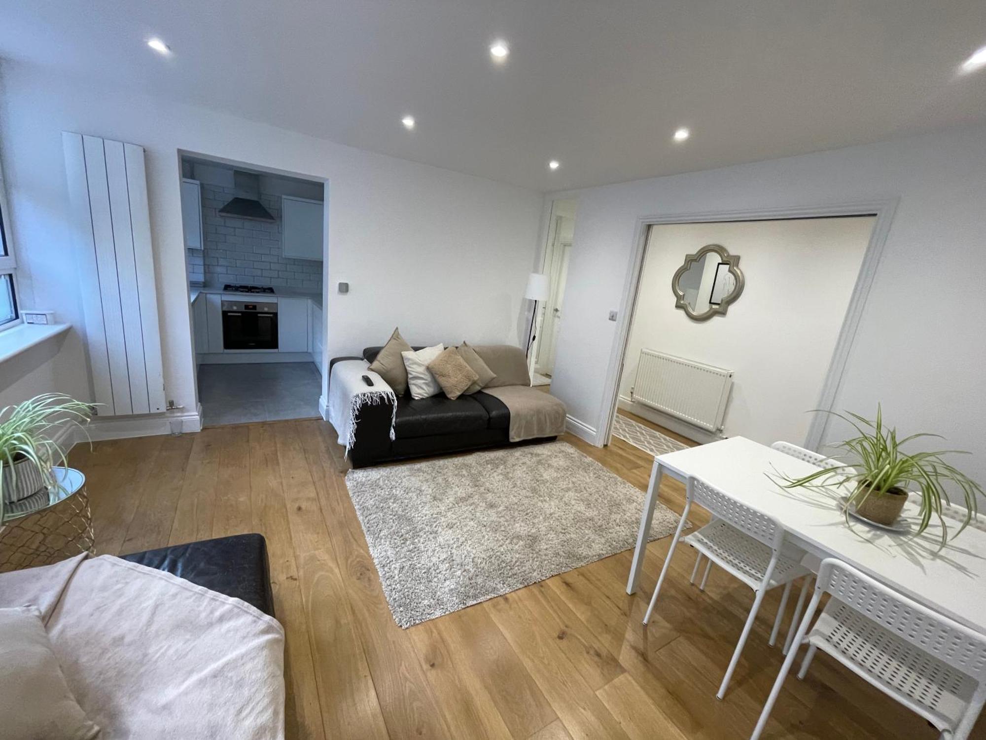 Newley Refurbished 2-bed Only Minutes From London's Attractions